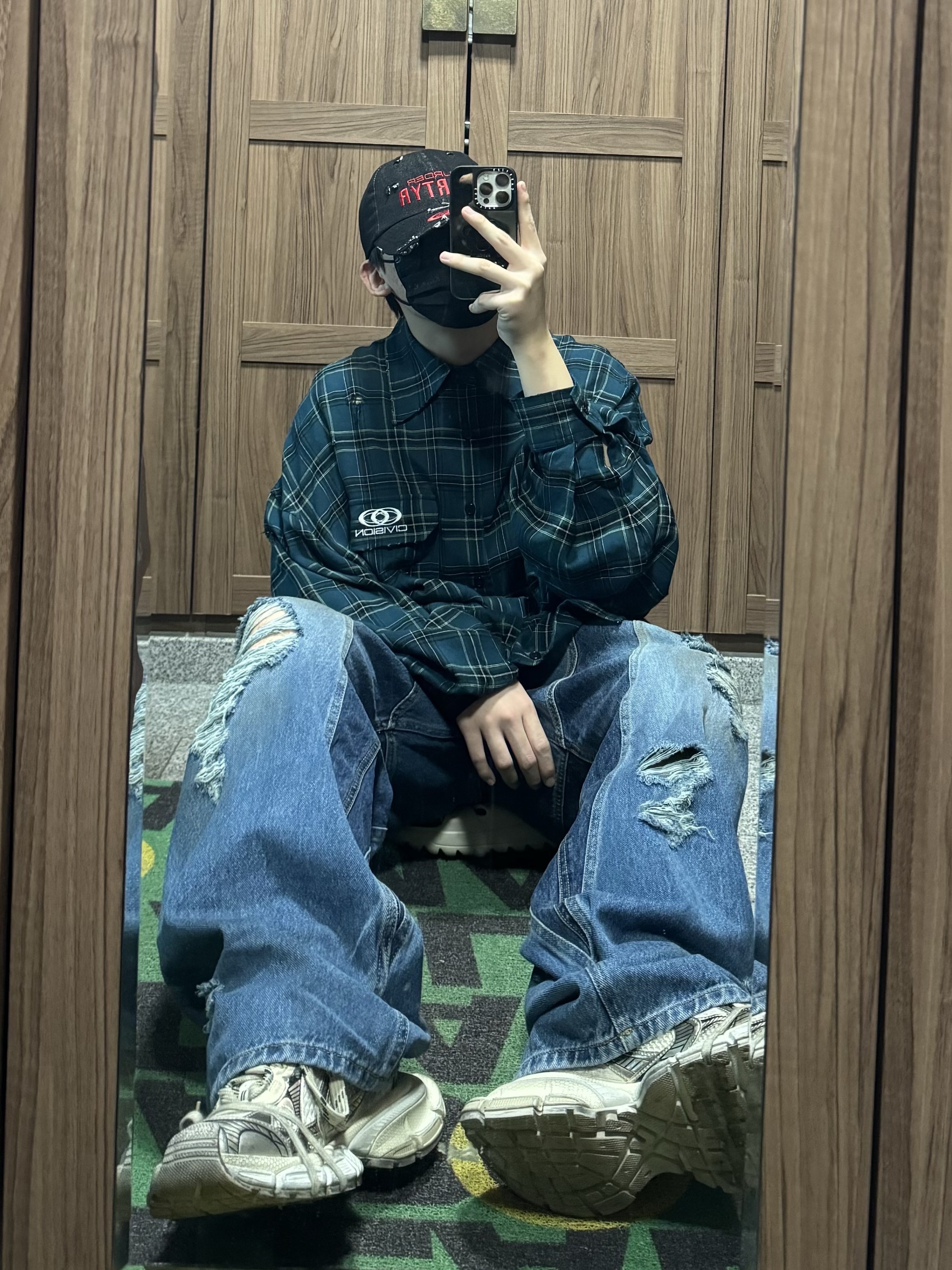 Civision by CSC Vision Distressed Denim Pants Washed Blue, Balenciaga 3XL Sneakers Beige 착용 스타일 - 1
