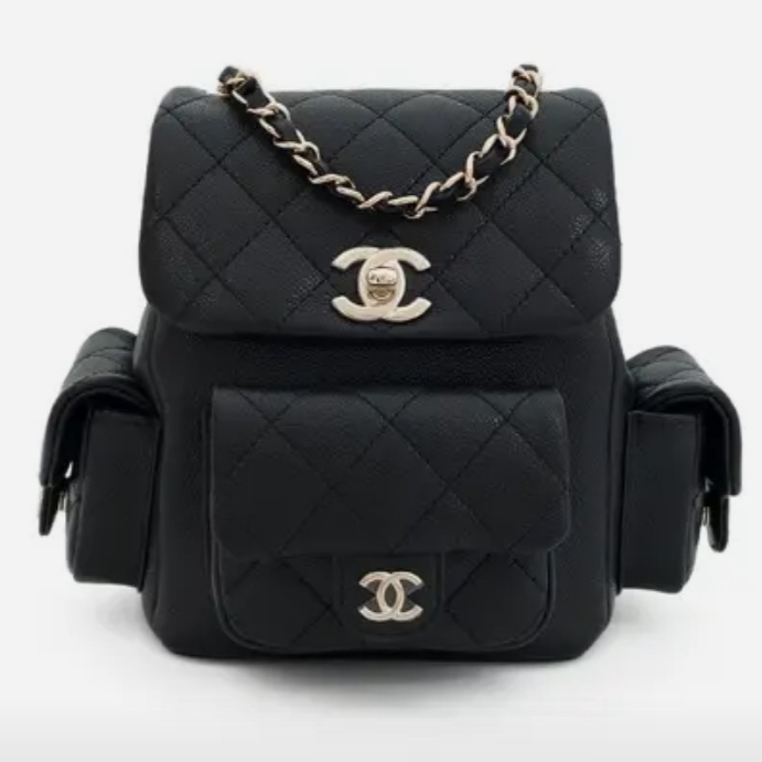 Chanel Small Backpack Grained Shiny Calfskin & Gold Black 착용 스타일