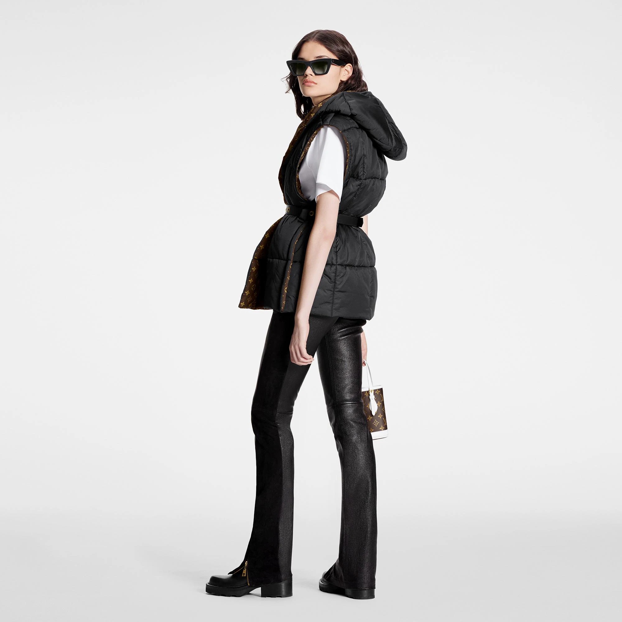 (W) Louis Vuitton Sleeveless Pillow Puffer Wrap Jacket Black 착용 스타일 - 3