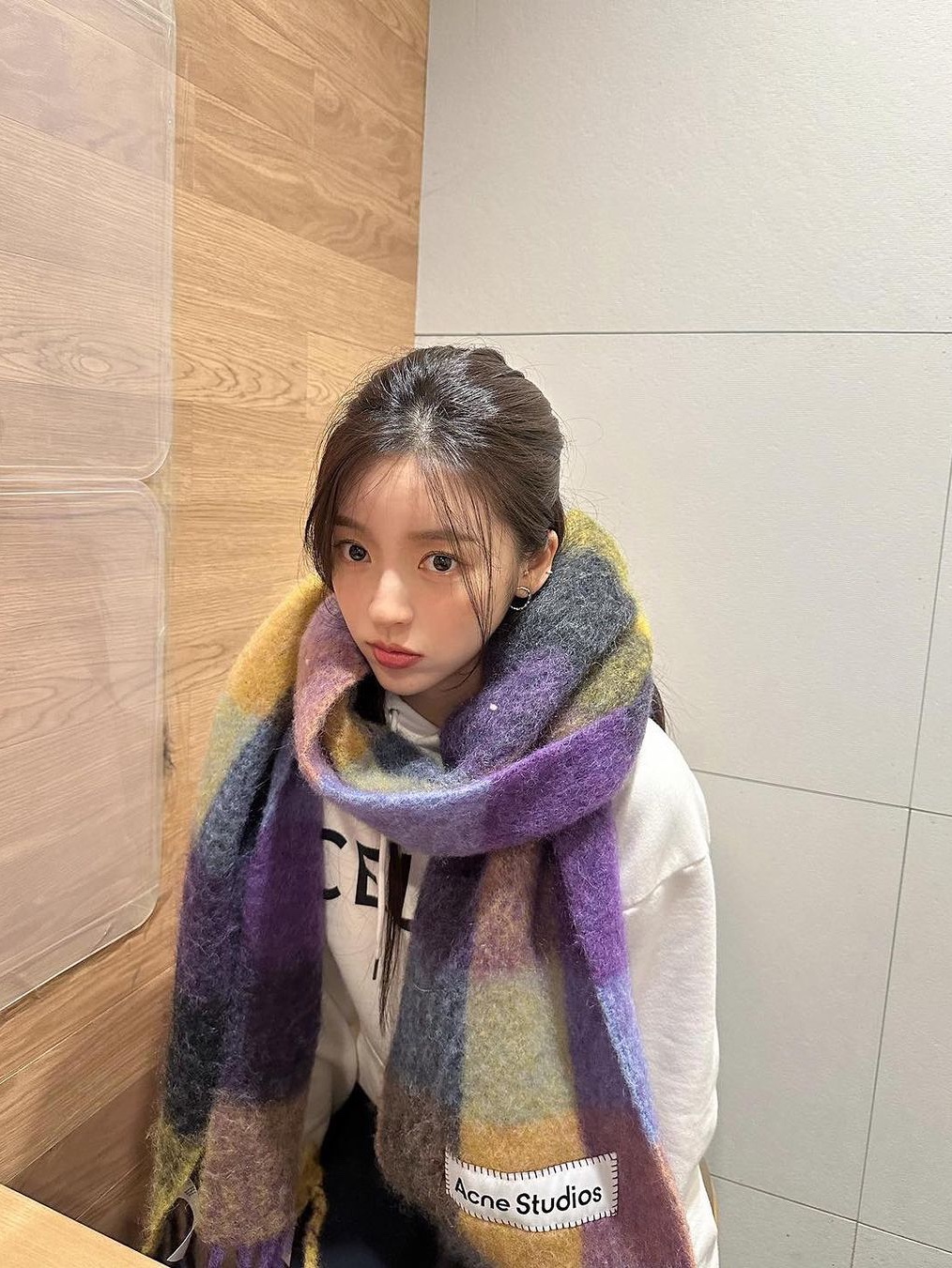 Acne Studios Mohair Check Muffler Fuchsia Lilac Pink, Acne Studios Mohair Check Muffler Pastel Blue Beige 착용 스타일 - 6