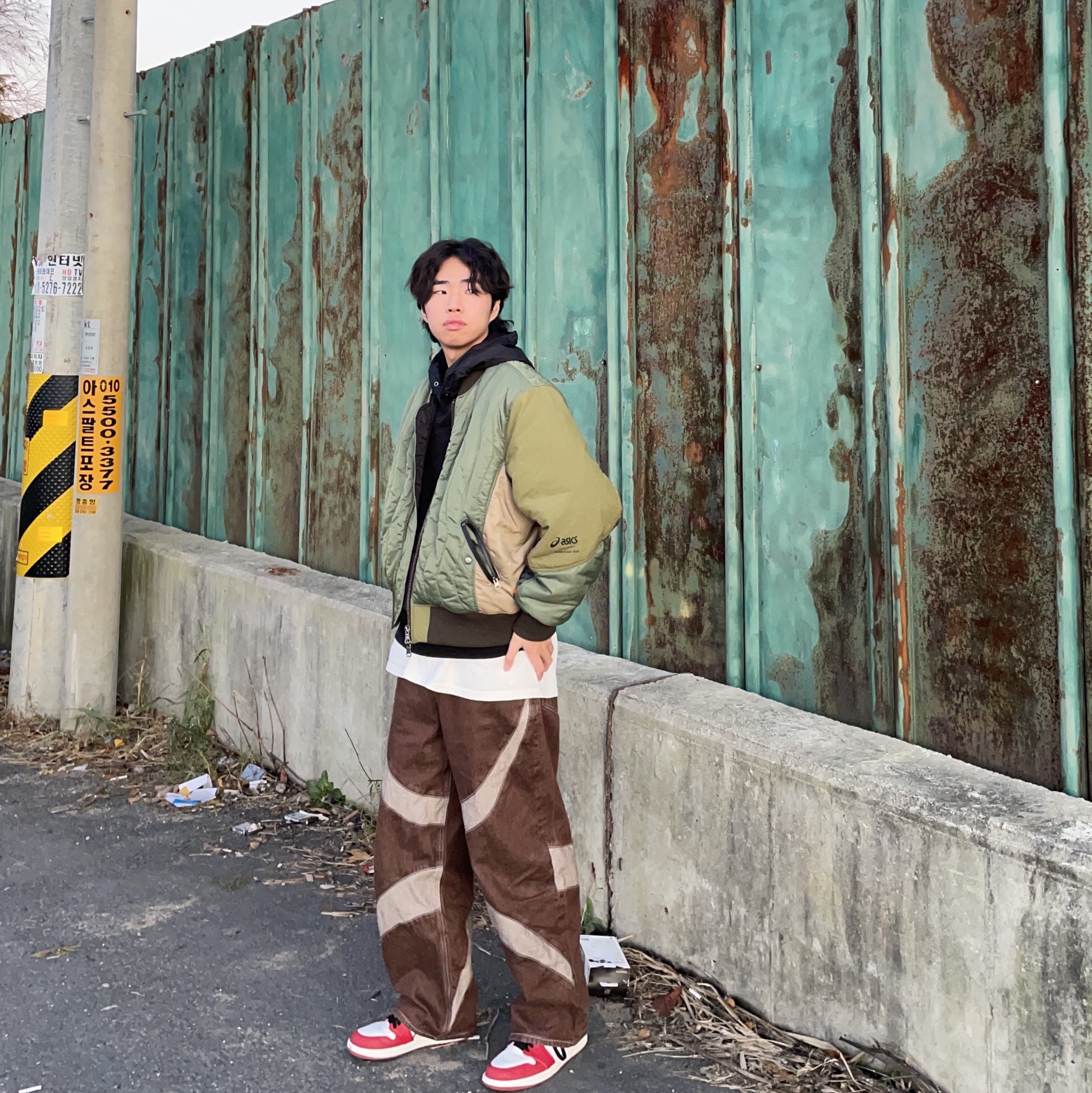 Andersson Bell x Asics Contrast Quilting Bomber Jacket Khaki, IAB Studio Woven Hoodie Black 착용 스타일 - 1