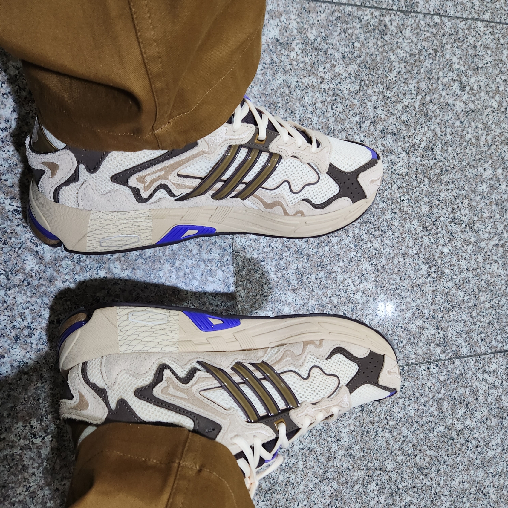 Adidas x Bad Bunny Response CL Ecru Tint 착용 스타일 - 2