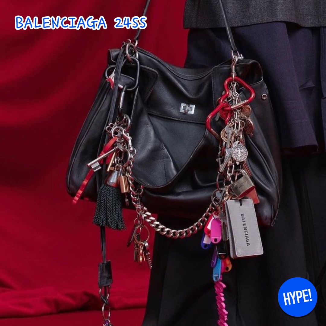 Hermes Rodeo PM Charm Milo & Noir Gold Bleu Zanzibar, Miu Miu Arcadie Matelasse Nappa Leather Bag Black 착용 스타일 - 5