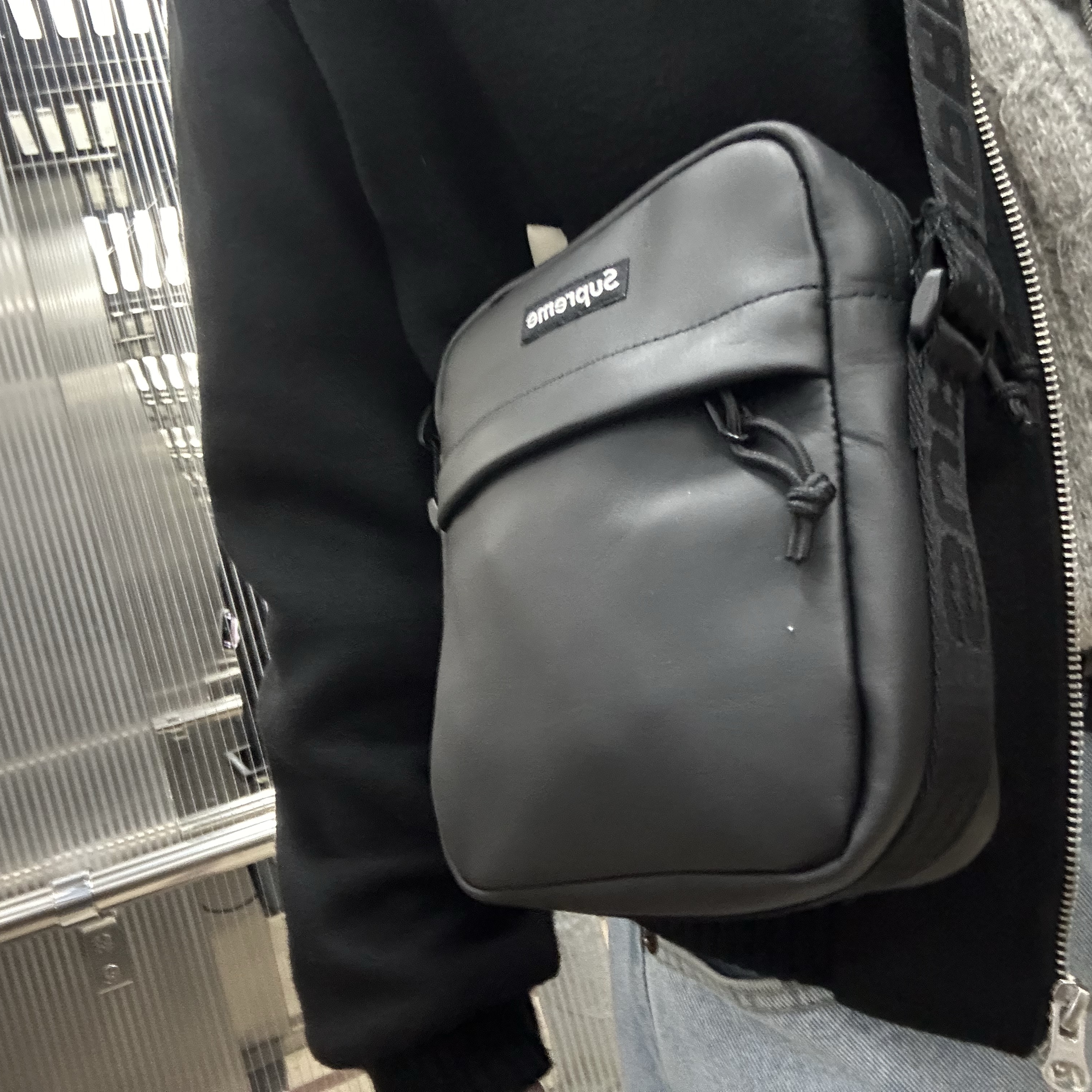 Supreme Leather Shoulder Bag Black - 23FW 착용 스타일