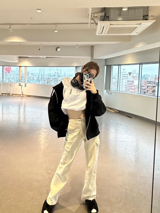 (W) Jacquemus La Maille Neve Manches Longues Fluffy Charm Logo Long Sleeve Cardigan Purple, (W) Jacquemus Le T-Shirt Sierra Long Sleeve Lingerie T-Shirt White 착용 스타일 - 4
