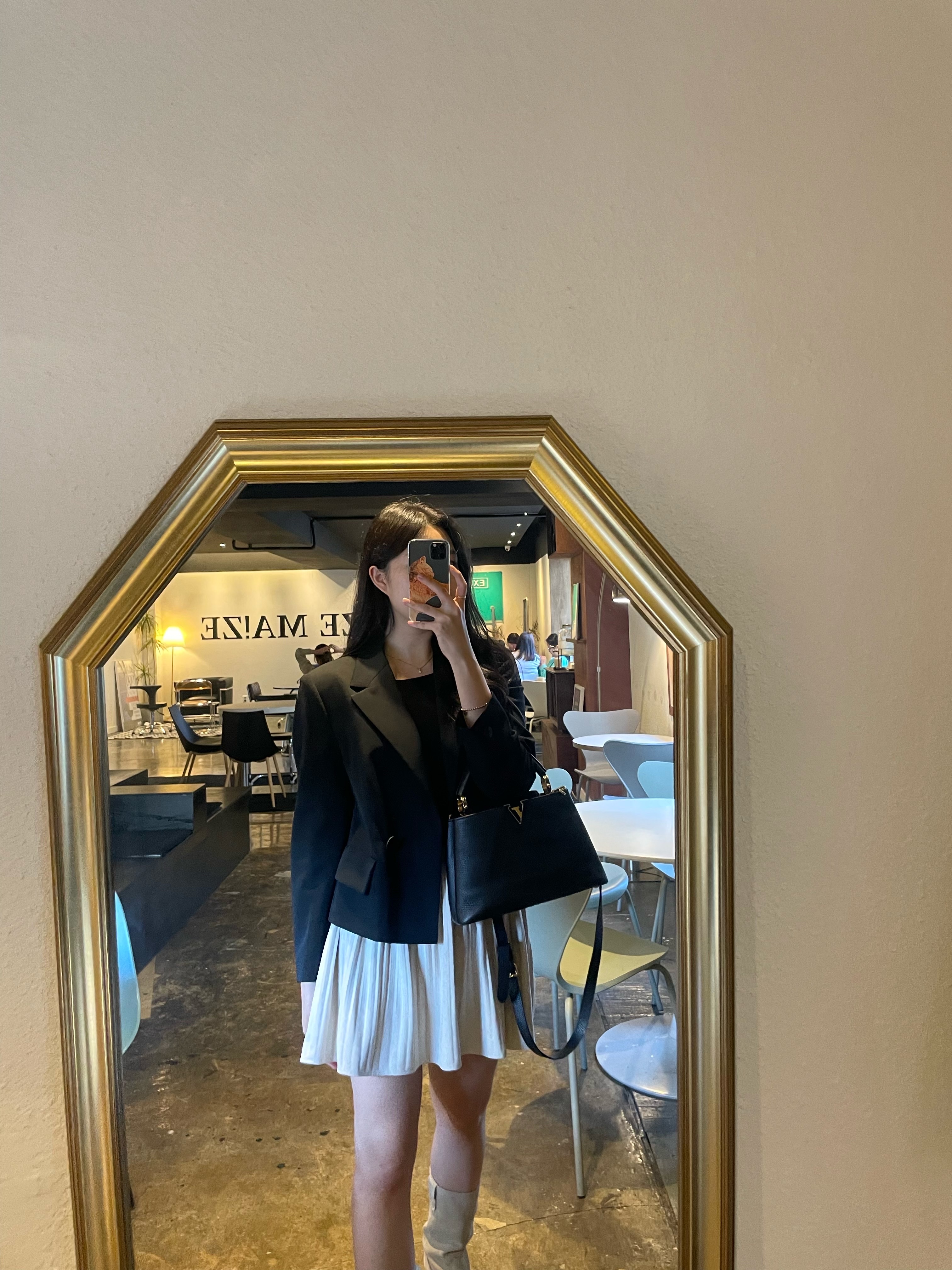 Louis Vuitton Capucines MM Taurillon Black 착용 스타일 - 3