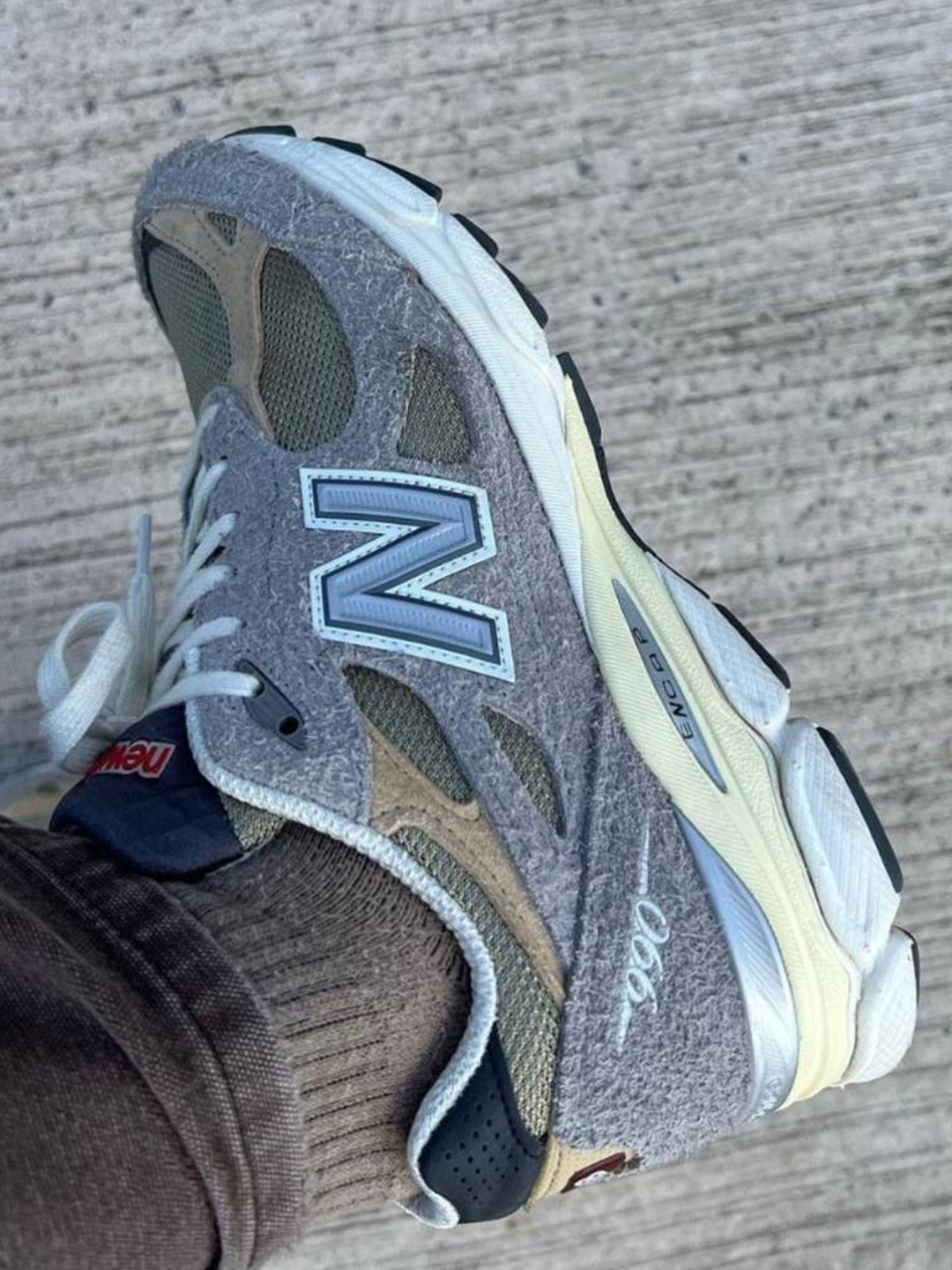 New Balance 990v3 Made in USA Moonbeam Macadamia Nut, New Balance 990v3 Made in USA Sea Salt 착용 스타일 - 5