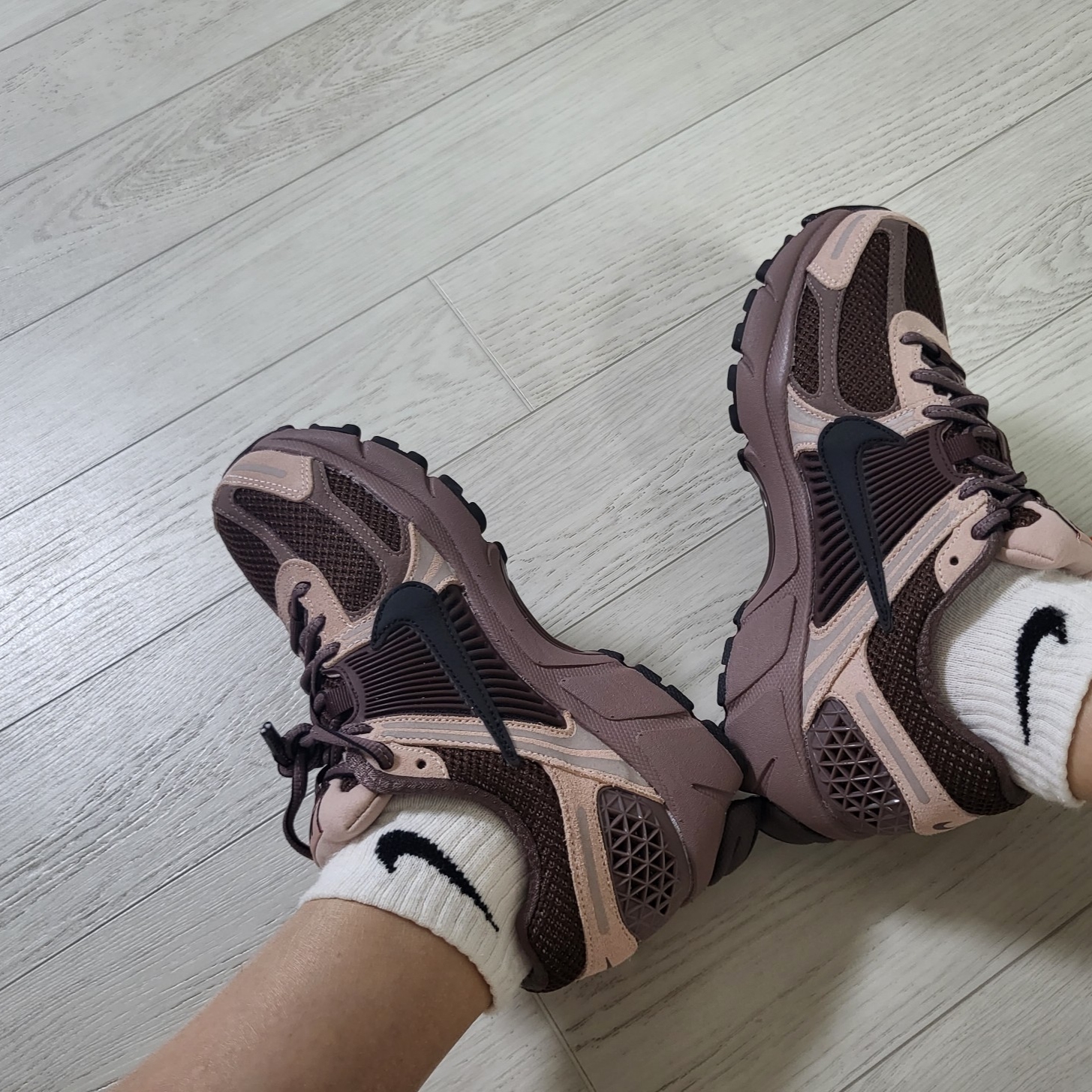 (W) Nike Zoom Vomero 5 Pink Oxford and Plum Eclipse 착용 스타일 - 2
