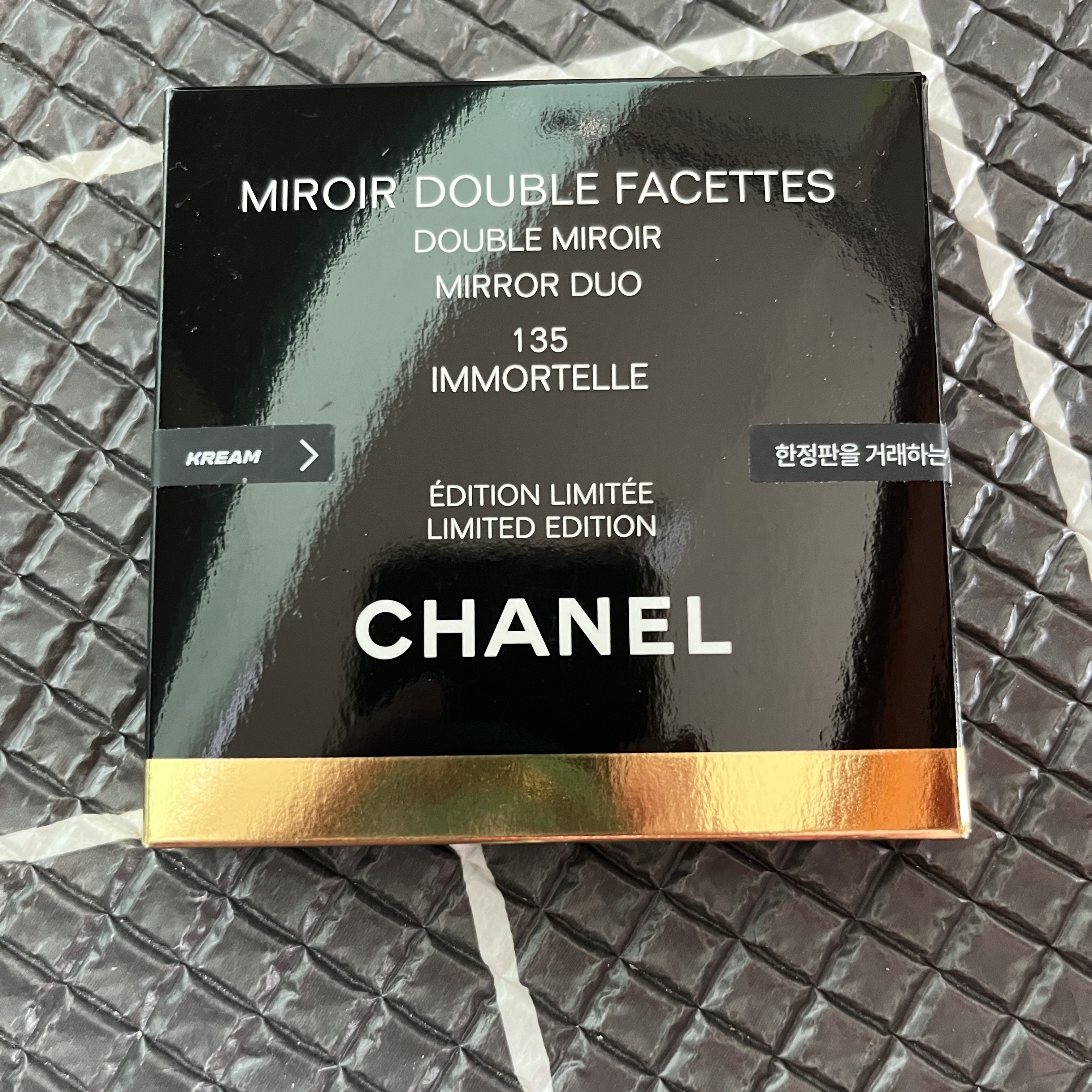 Chanel Codes Couleur Limited Edition Miroir Double Facettes 135 Immortelle 착용 스타일 - 2