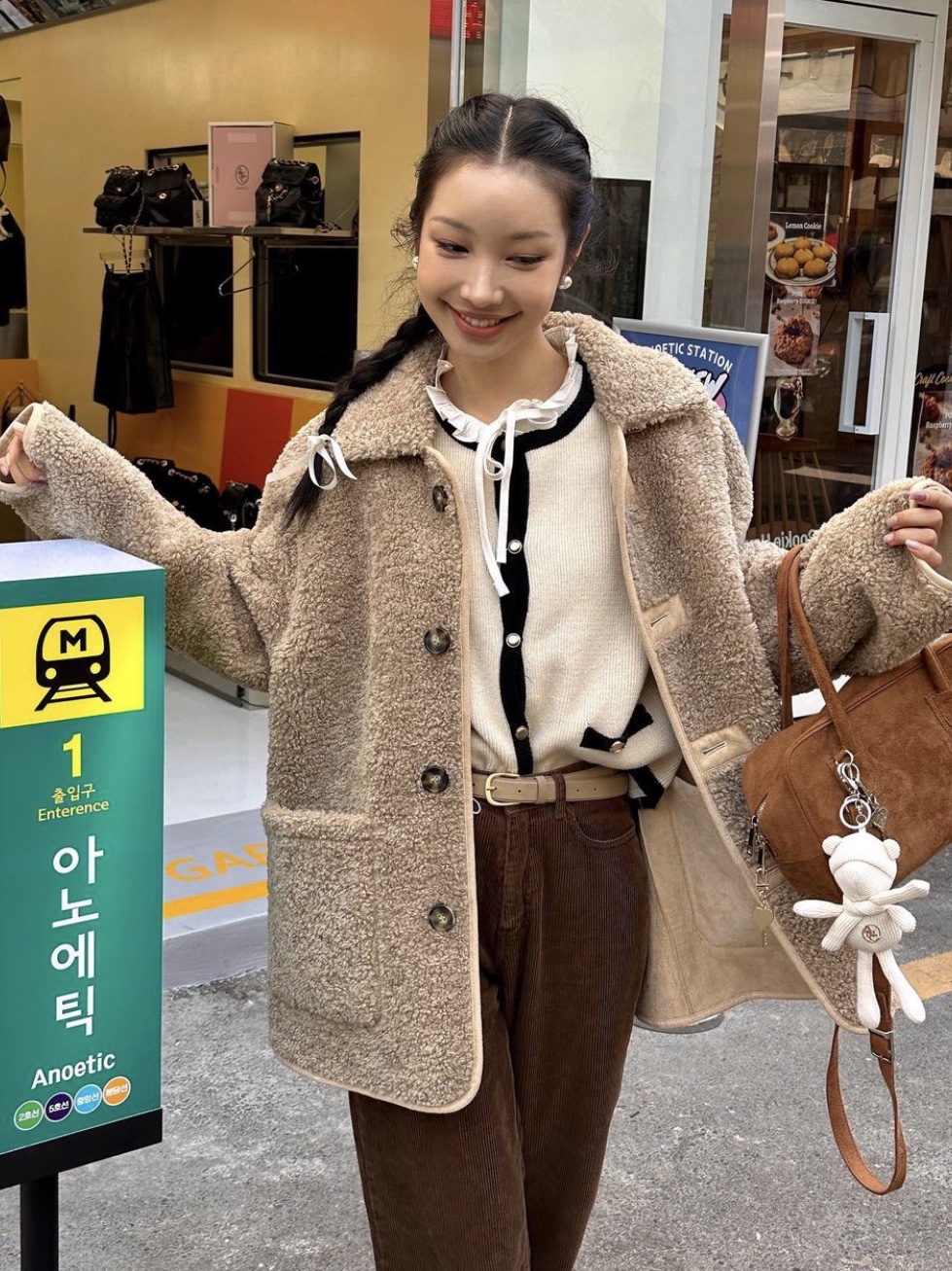 Anoetic Two-way Suede Tote Bag Brown 착용 스타일