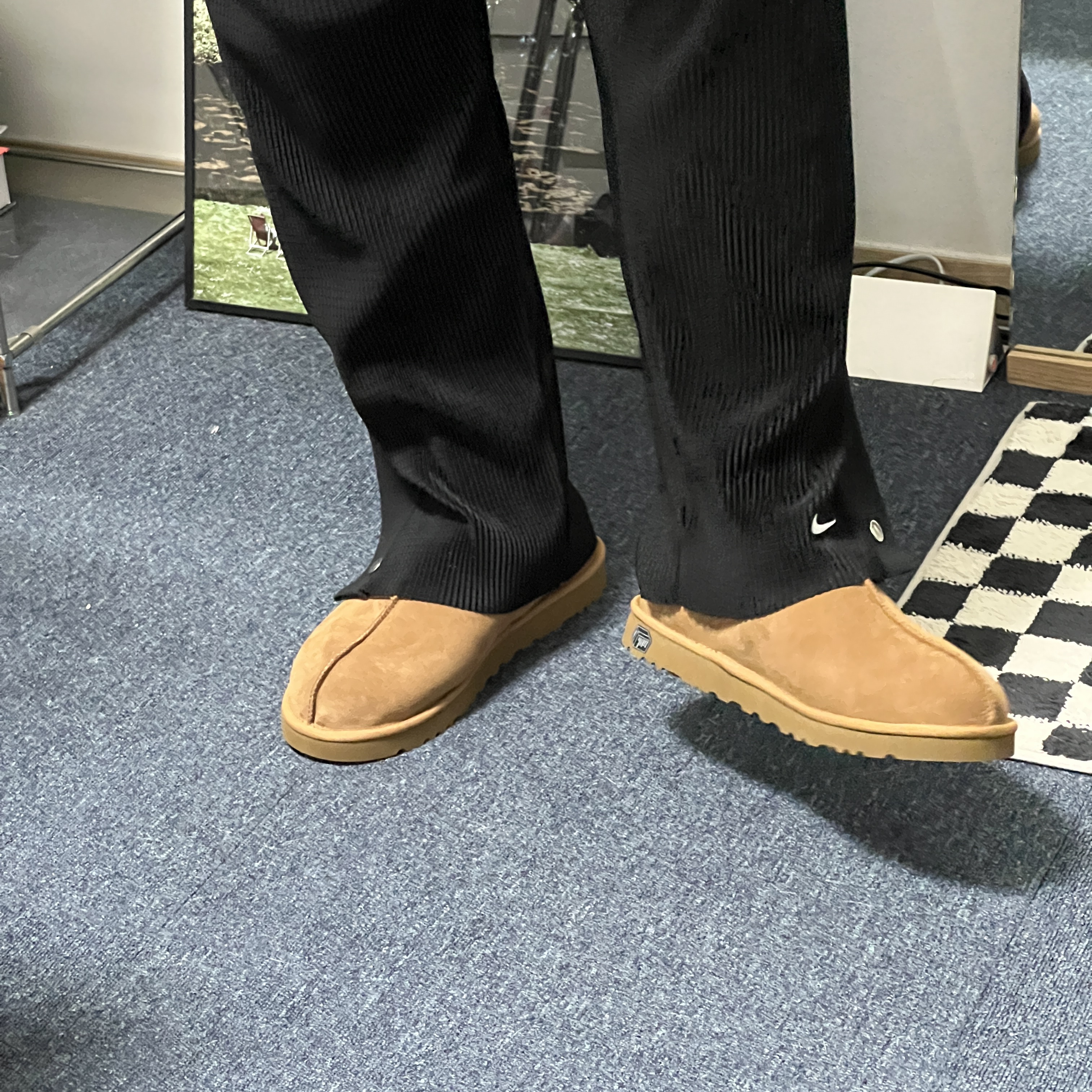 UGG Tasman Slipper Chestnut, Nike NSW Circa Tearaway Pants Black - Asia 착용 스타일 - 2