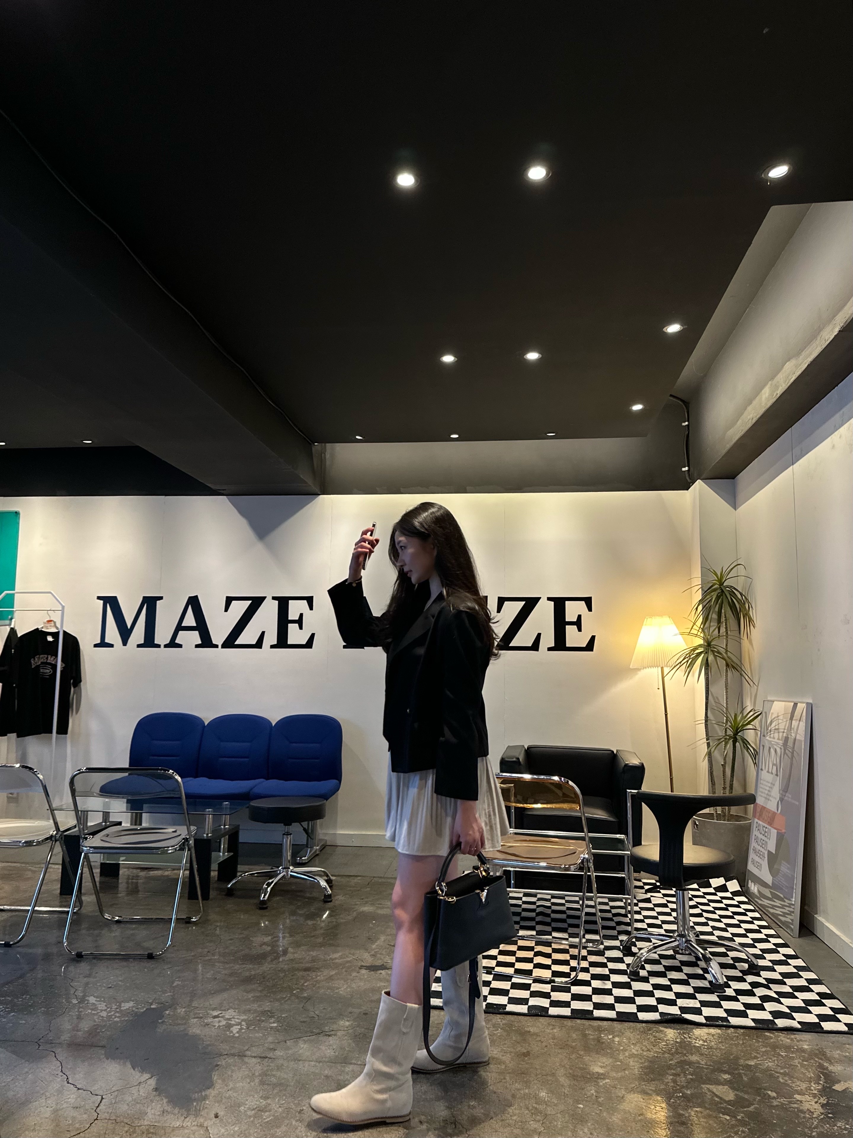 Louis Vuitton Capucines MM Taurillon Black 착용 스타일 - 2