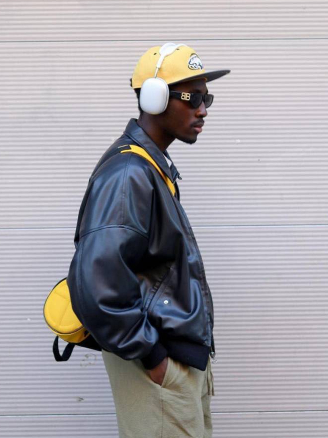 Telfar x Eastpak Small Duffle Bag Yellow, Apple AirPods Max Lightning Silver (Korean Ver.) 착용 스타일 - 2