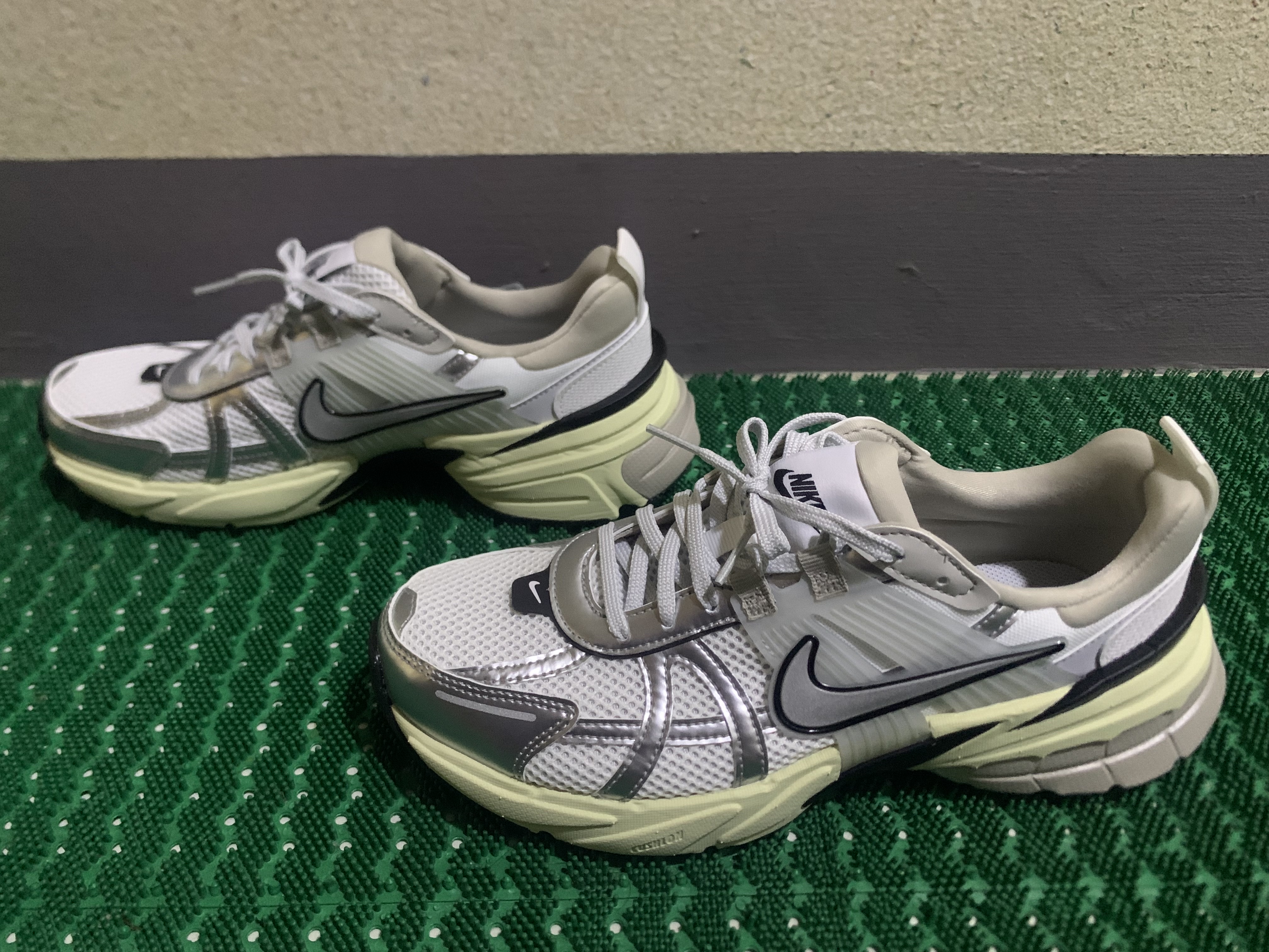Nike V2K Run Summit White Metallic Silver 착용 스타일