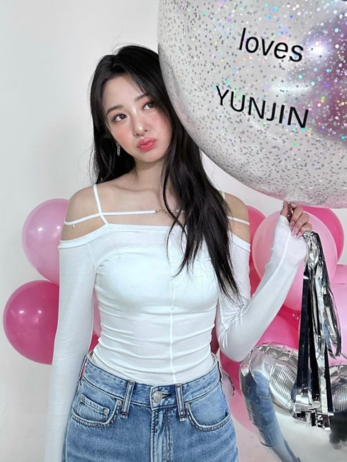 (W) Jacquemus La Maille Neve Manches Longues Fluffy Charm Logo Long Sleeve Cardigan Purple, (W) Jacquemus Le T-Shirt Sierra Long Sleeve Lingerie T-Shirt White 착용 스타일 - 3