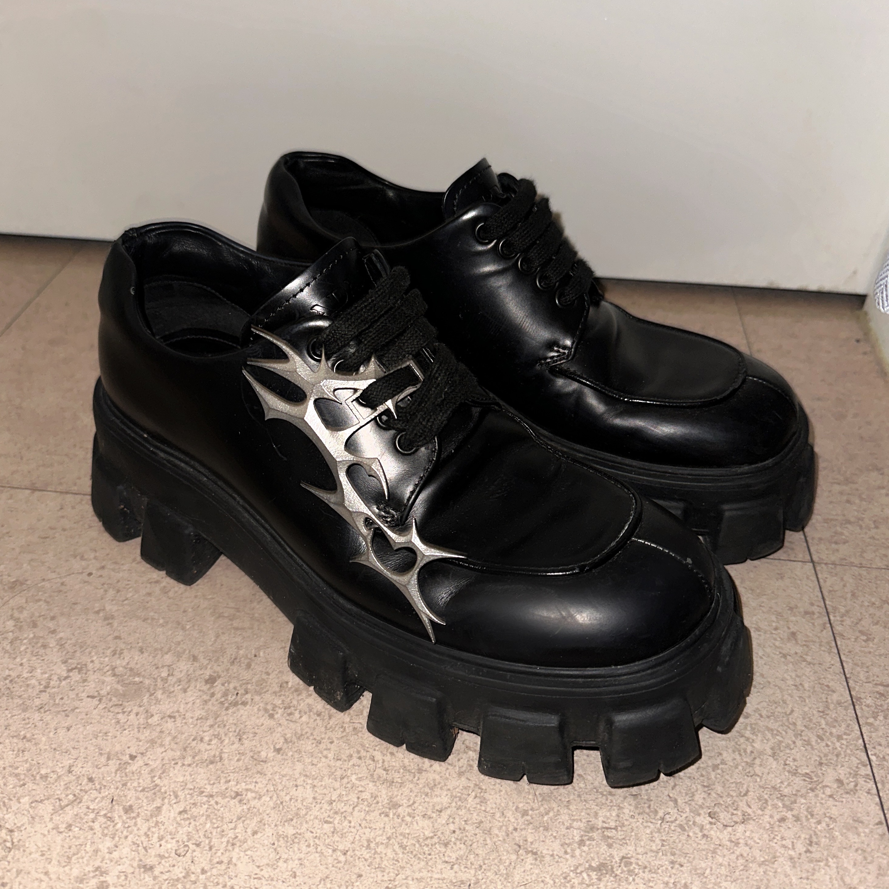 Test Artifact TASH Dubre 001 Steel, Prada Monolith Nuanced Brushed Leather Lace-Up Shoes Black Silver 착용 스타일 - 2