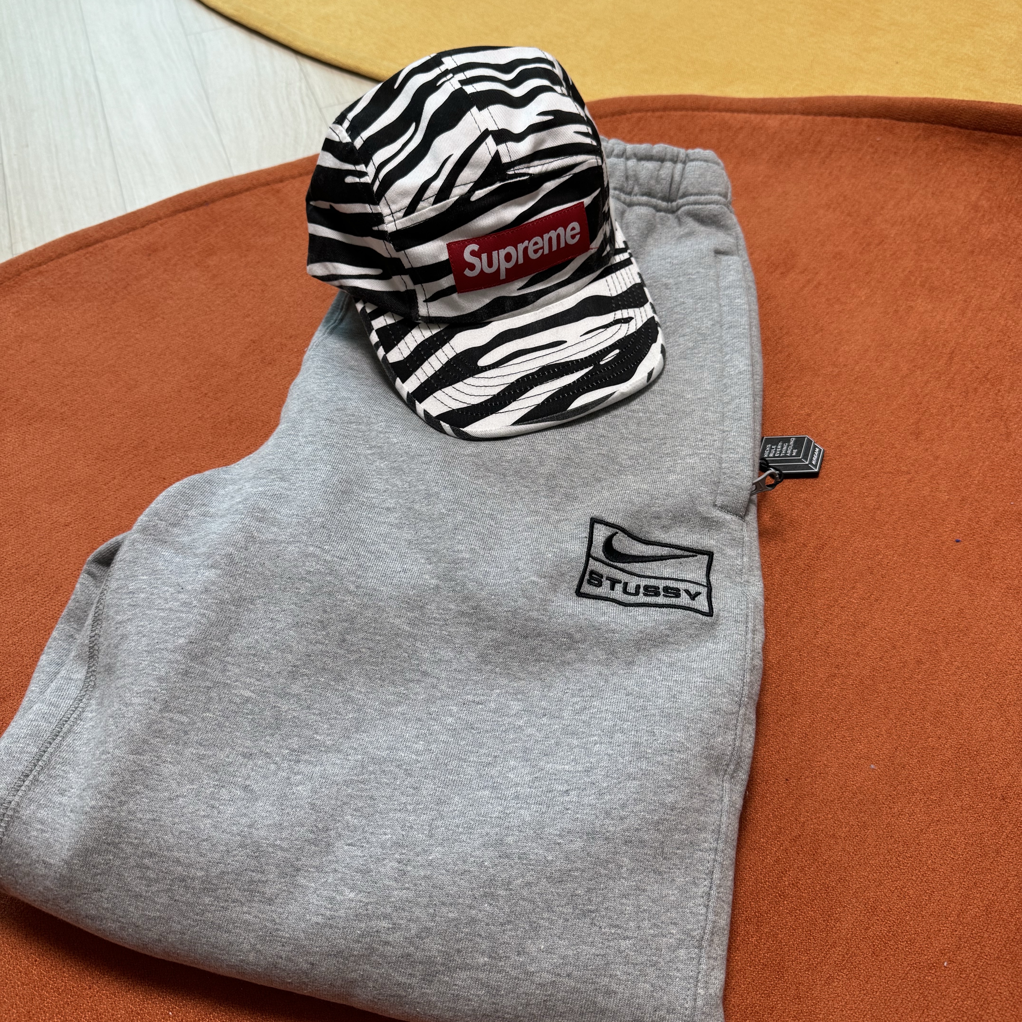 Nike x Stussy NRG Fleece Pants Dark Grey Heather (DO9340-063), Supreme Washed Chino Twill Camp Cap Zebra - 22FW 착용 스타일