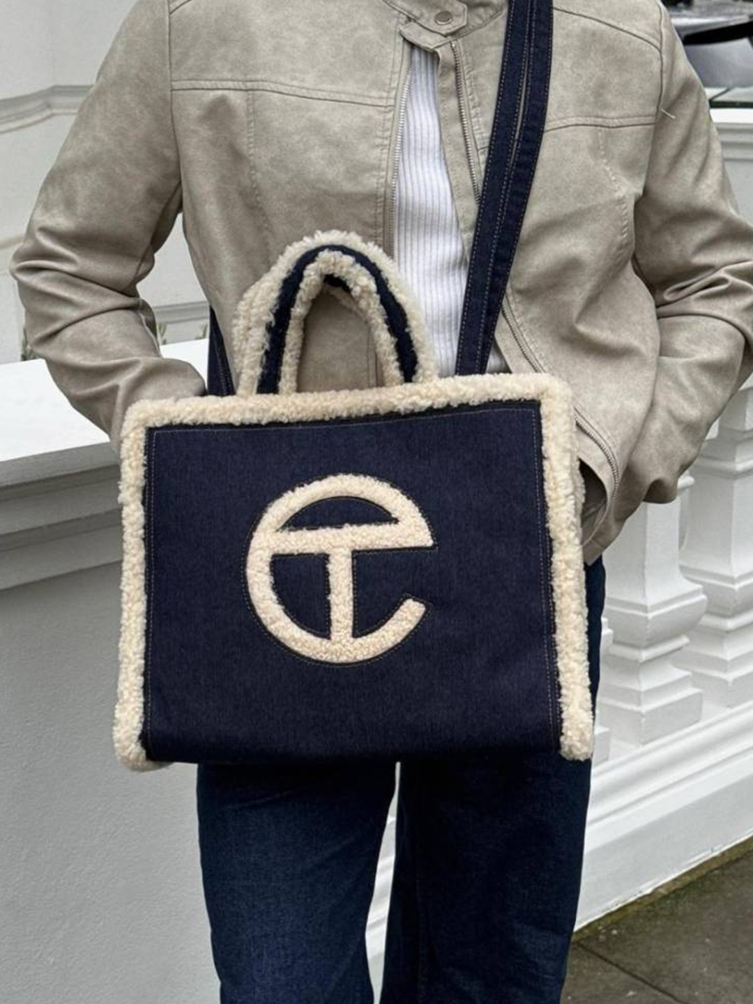 Telfar x Eastpak Small Duffle Bag Yellow, Apple AirPods Max Lightning Silver (Korean Ver.) 착용 스타일 - 5