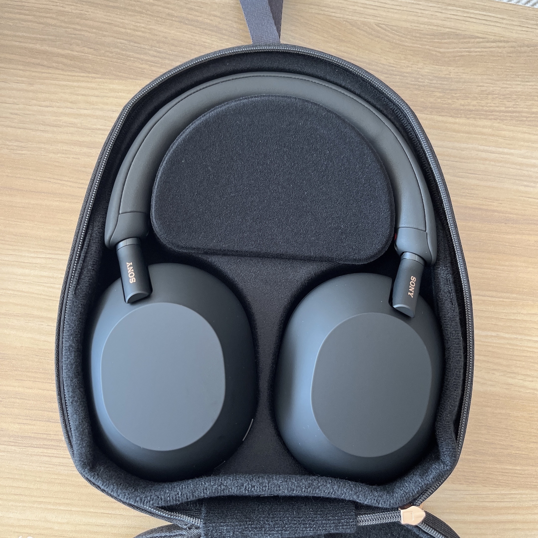Sony WH-1000XM5 Black (Korean Ver.) 착용 스타일 - 4