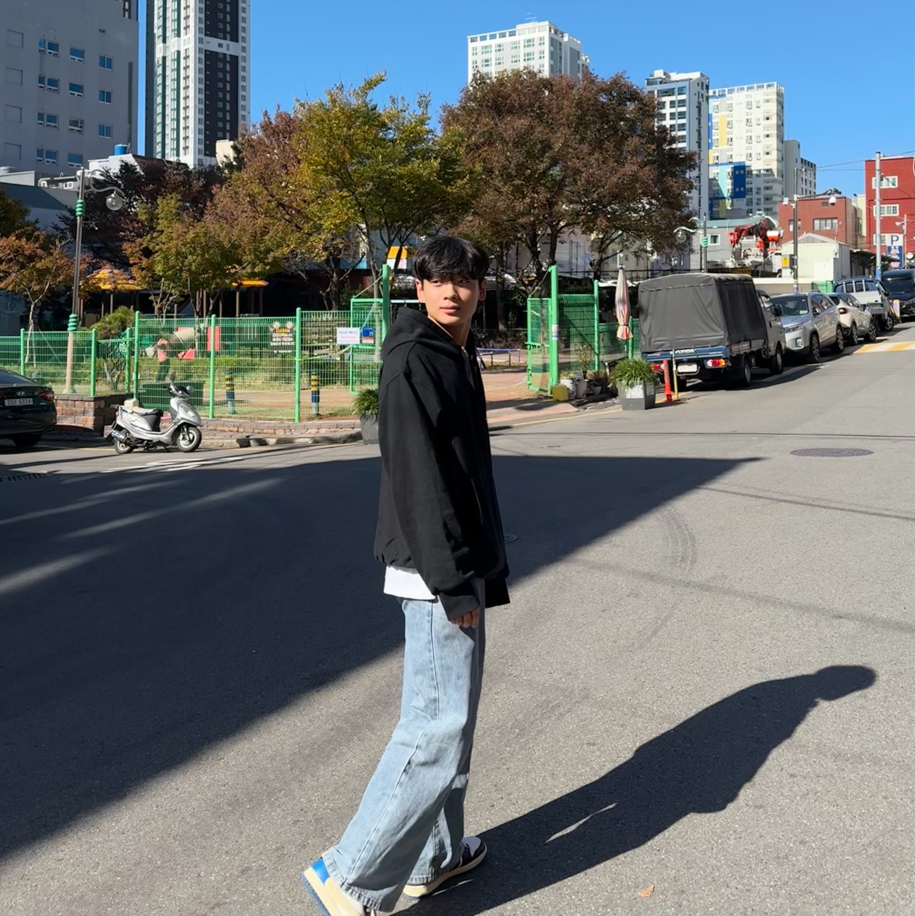 Jordan 1 x Travis Scott x Fragment Retro Low OG SP Military Blue, Stussy Basic Stussy Pigment Dyed Hoodie Black 착용 스타일
