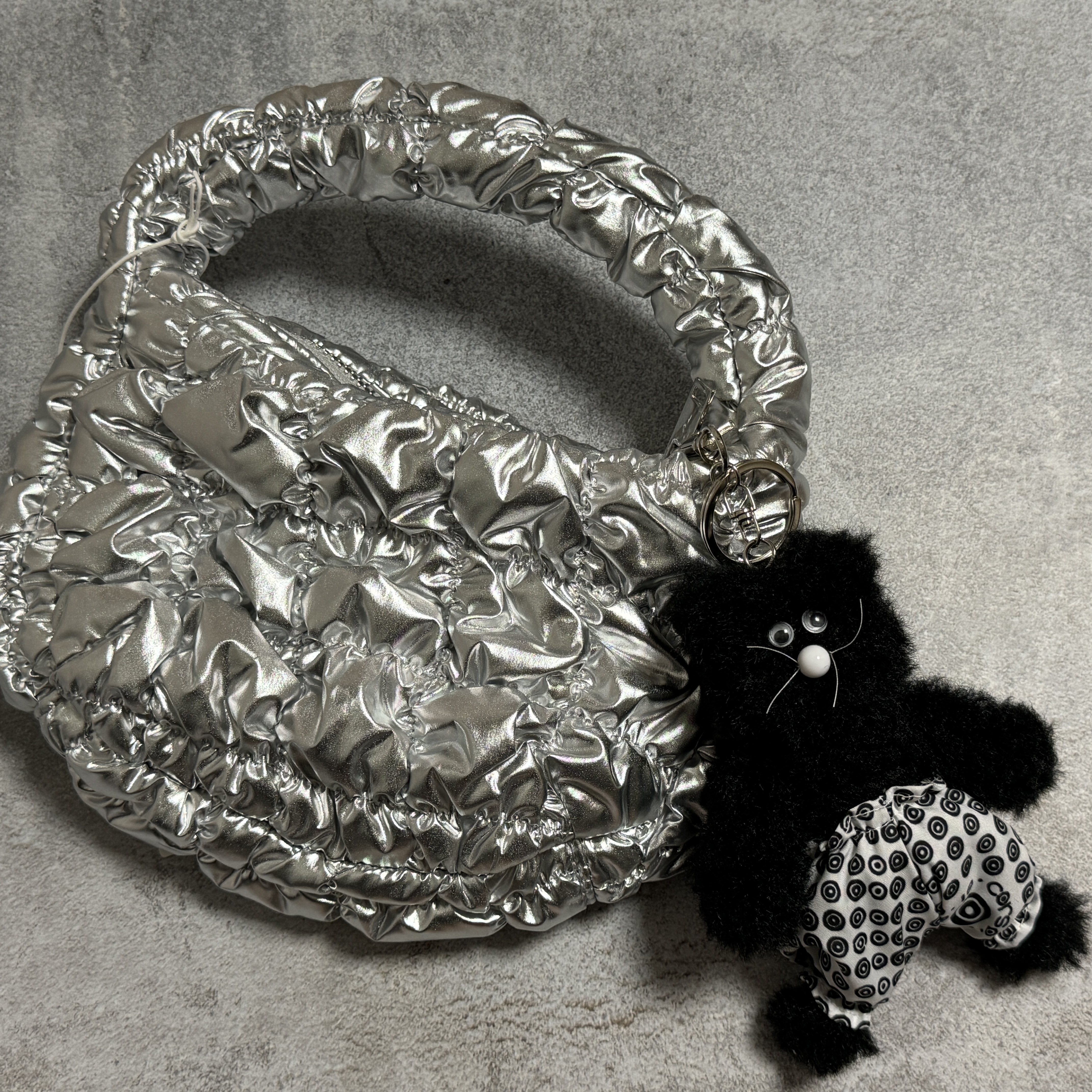 COS Quilted Micro Bag Silver, Monamhee x 10 Corso Como Bianco Keyring Black 착용 스타일