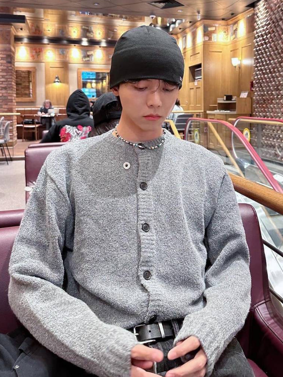 (W) Maison Kitsune Double Fox Head Patch R-Neck Cardigan Pale Blue, (W) Vivienne Westwood Red Label Fine Wool Basic Round Collar Cardigan Navy 착용 스타일 - 3