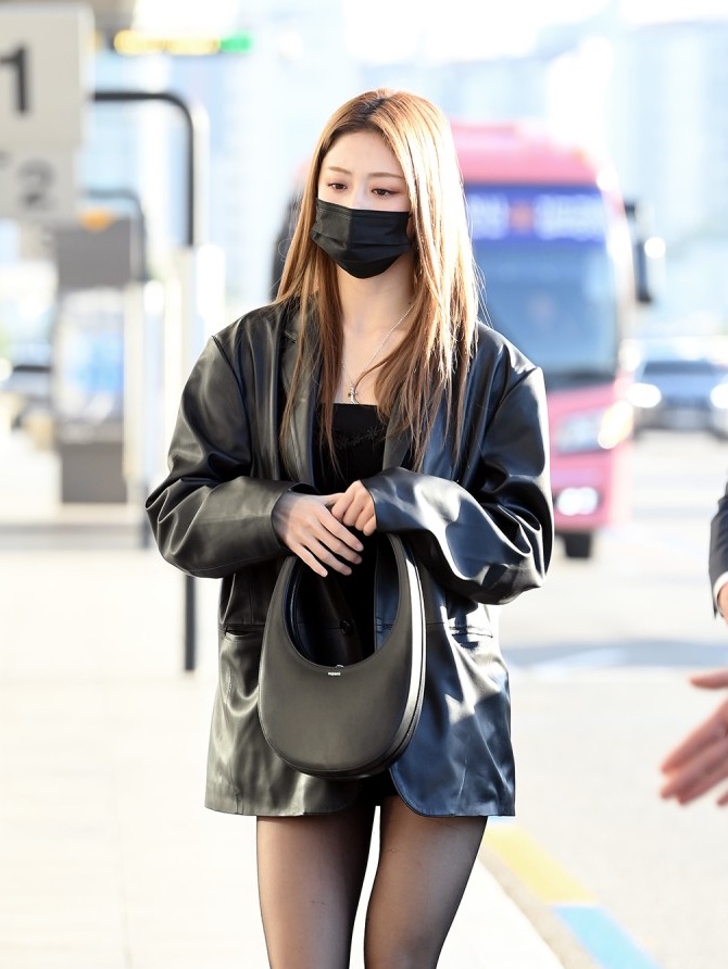 (W) Jacquemus La Maille Neve Manches Longues Fluffy Charm Logo Long Sleeve Cardigan Purple, (W) Jacquemus Le T-Shirt Sierra Long Sleeve Lingerie T-Shirt White 착용 스타일 - 5