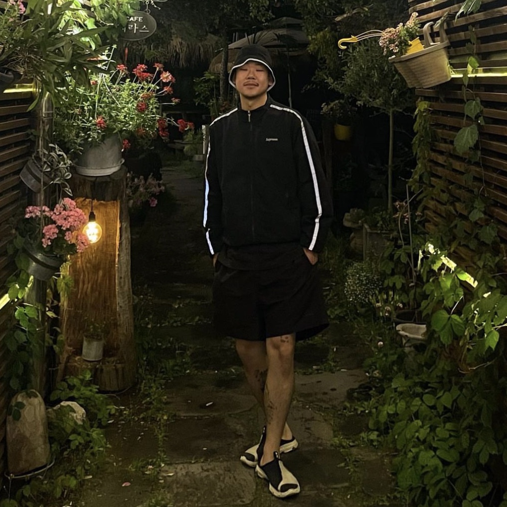 Nike Dri-Fit Perforated Running Bucket Hat Black, Supreme Studded Velour Track Jacket Black - 22FW 착용 스타일