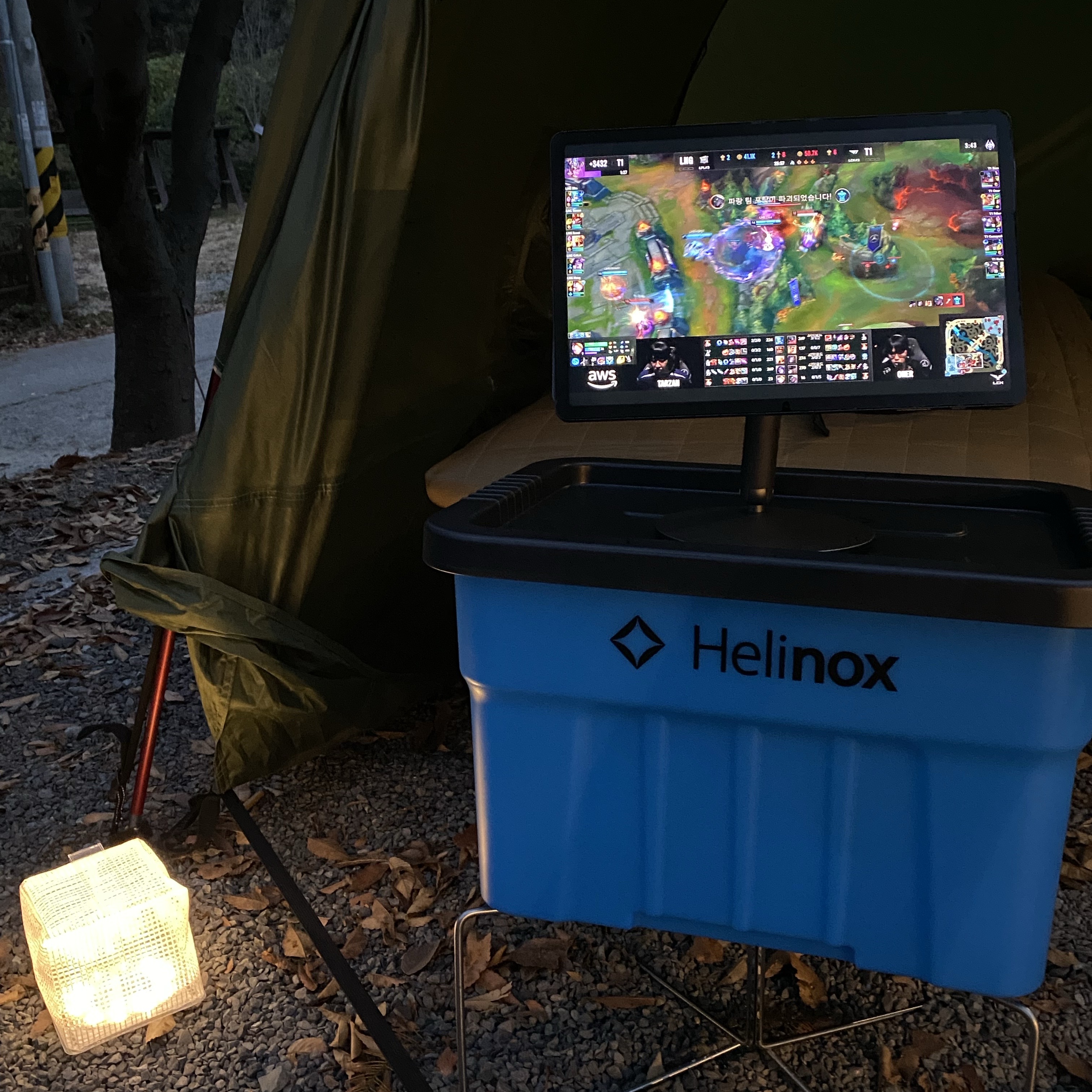 Helinox x Thor Glow Edition 22L Container Glow Blue 착용 스타일 - 1