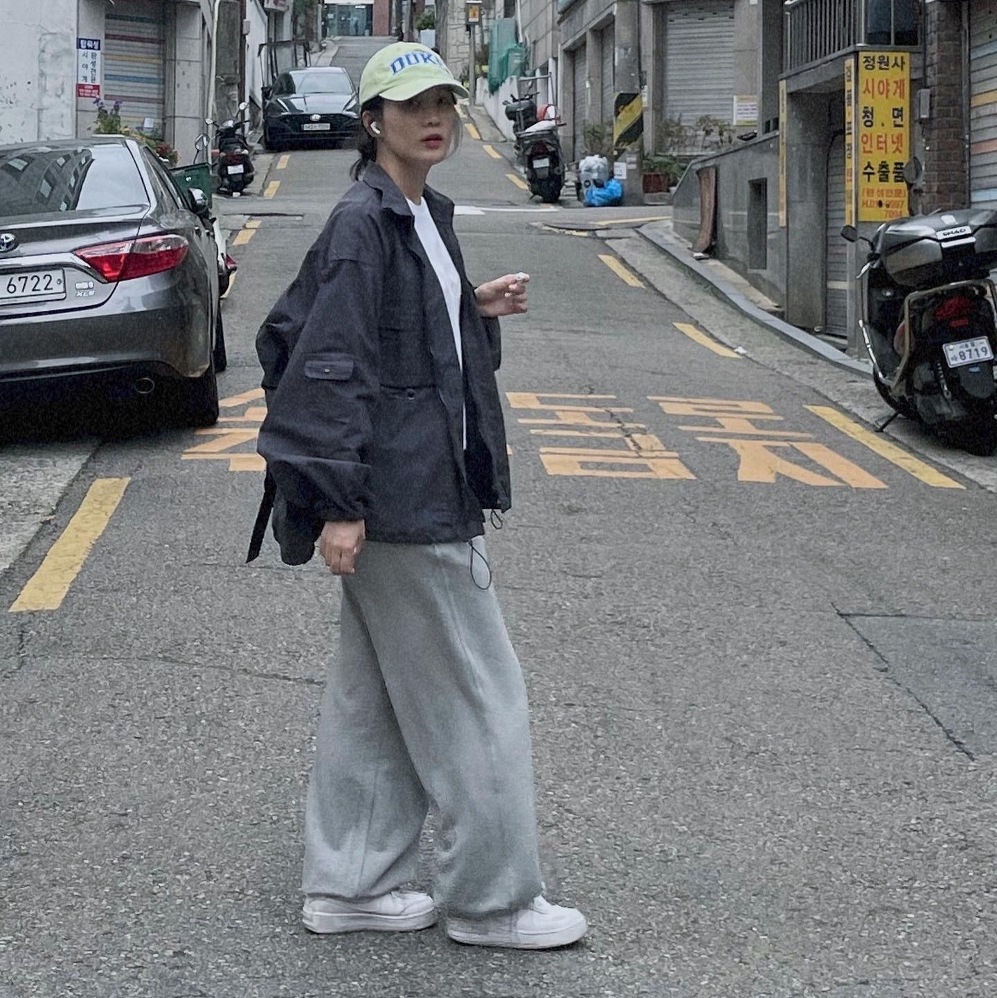 (W) Nike Air Force 1 Shadow Triple White, [예약 배송][KREAM 단독] Safarispot 1/2 Basic Safari T-Shirt White 착용 스타일 - 1