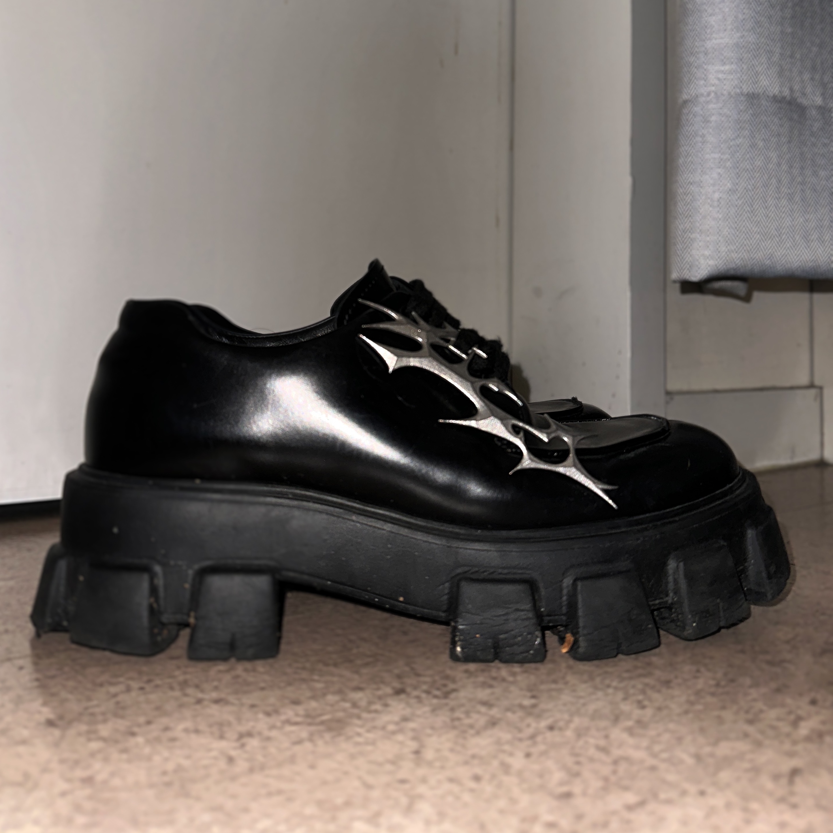 Test Artifact TASH Dubre 001 Steel, Prada Monolith Nuanced Brushed Leather Lace-Up Shoes Black Silver 착용 스타일 - 3