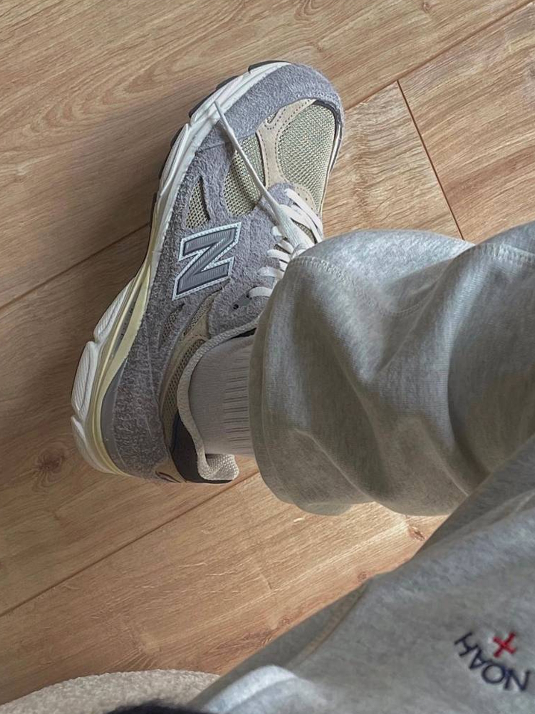 New Balance 990v3 Made in USA Moonbeam Macadamia Nut, New Balance 990v3 Made in USA Sea Salt 착용 스타일 - 4