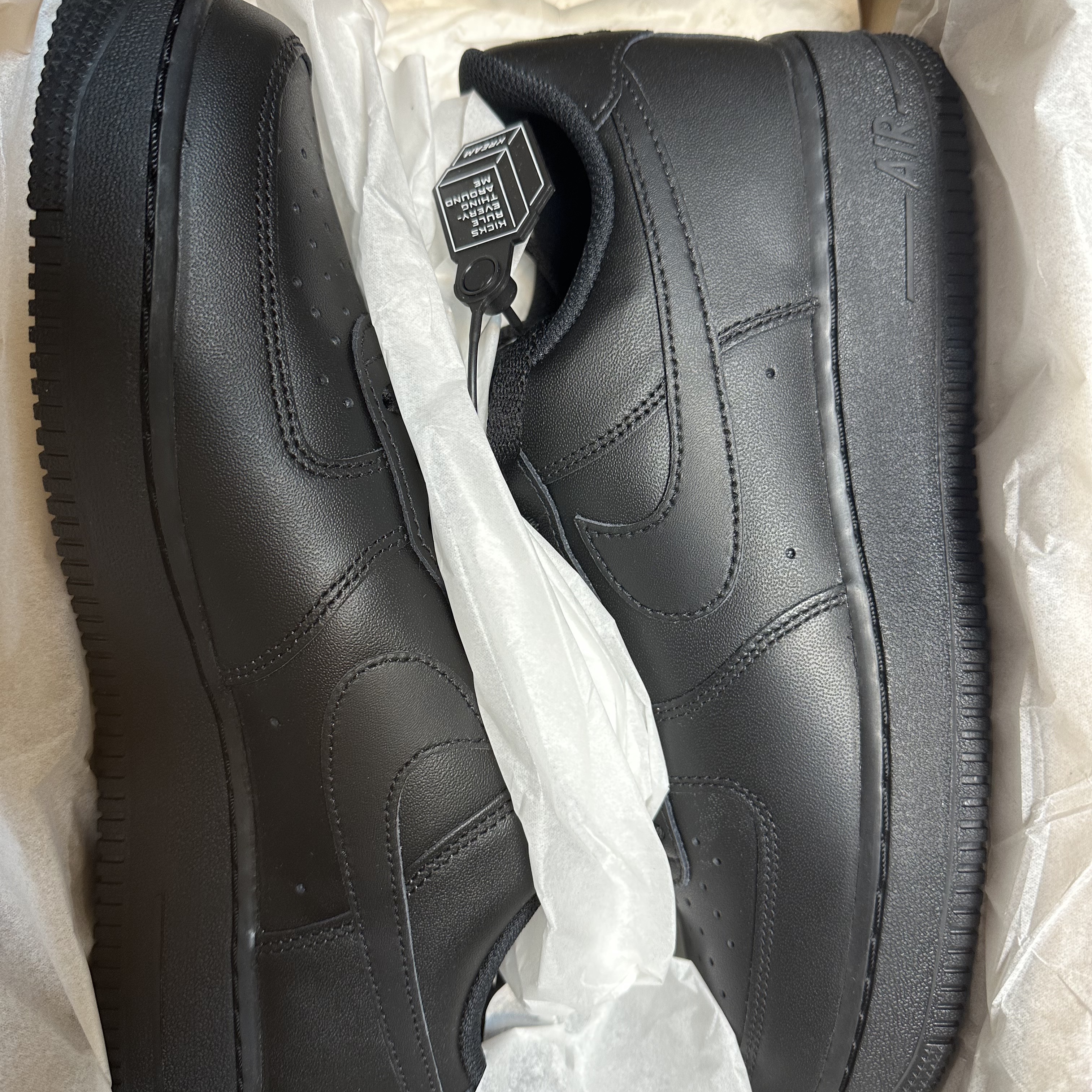 Nike Air Force 1 '07 Low Triple Black 착용 스타일
