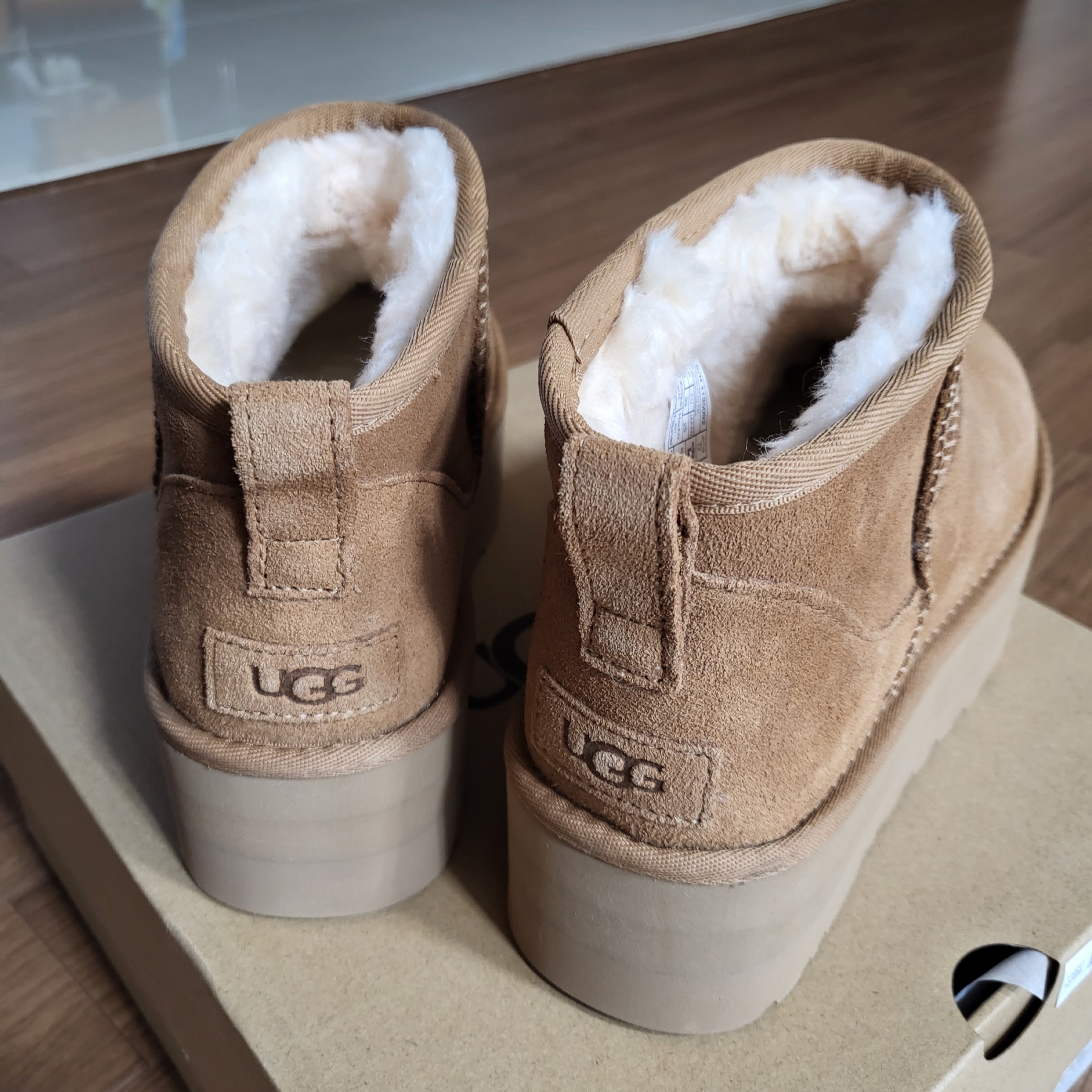 (W) UGG Classic Ultra Mini Platform Boots Chestnut 착용 스타일