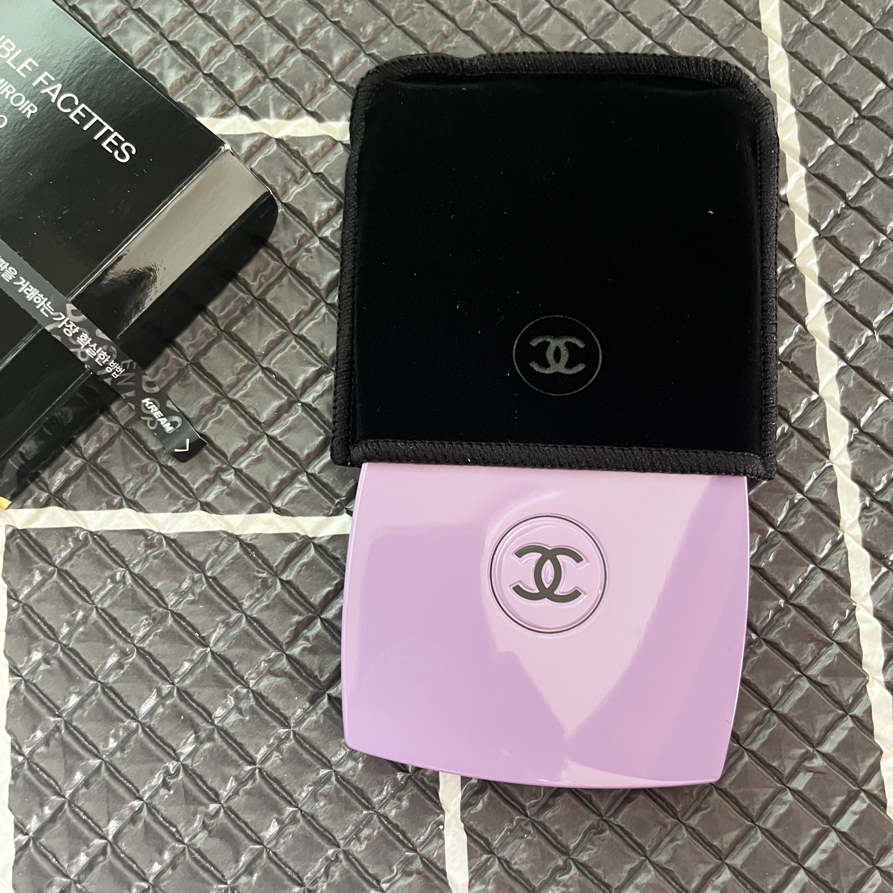 Chanel Codes Couleur Limited Edition Miroir Double Facettes 135 Immortelle 착용 스타일 - 1