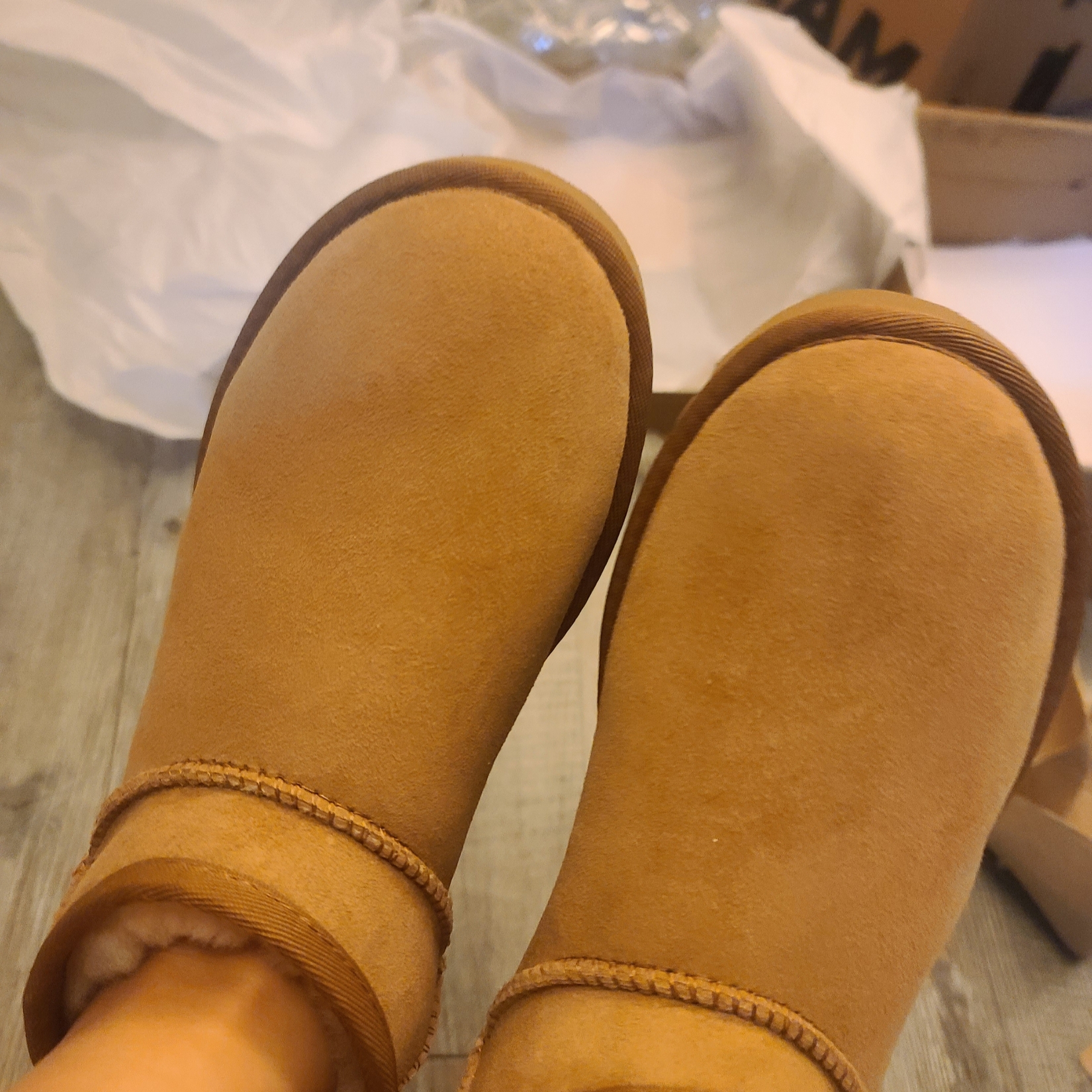 (W) UGG Classic Ultra Mini Boots Chestnut 착용 스타일 - 1