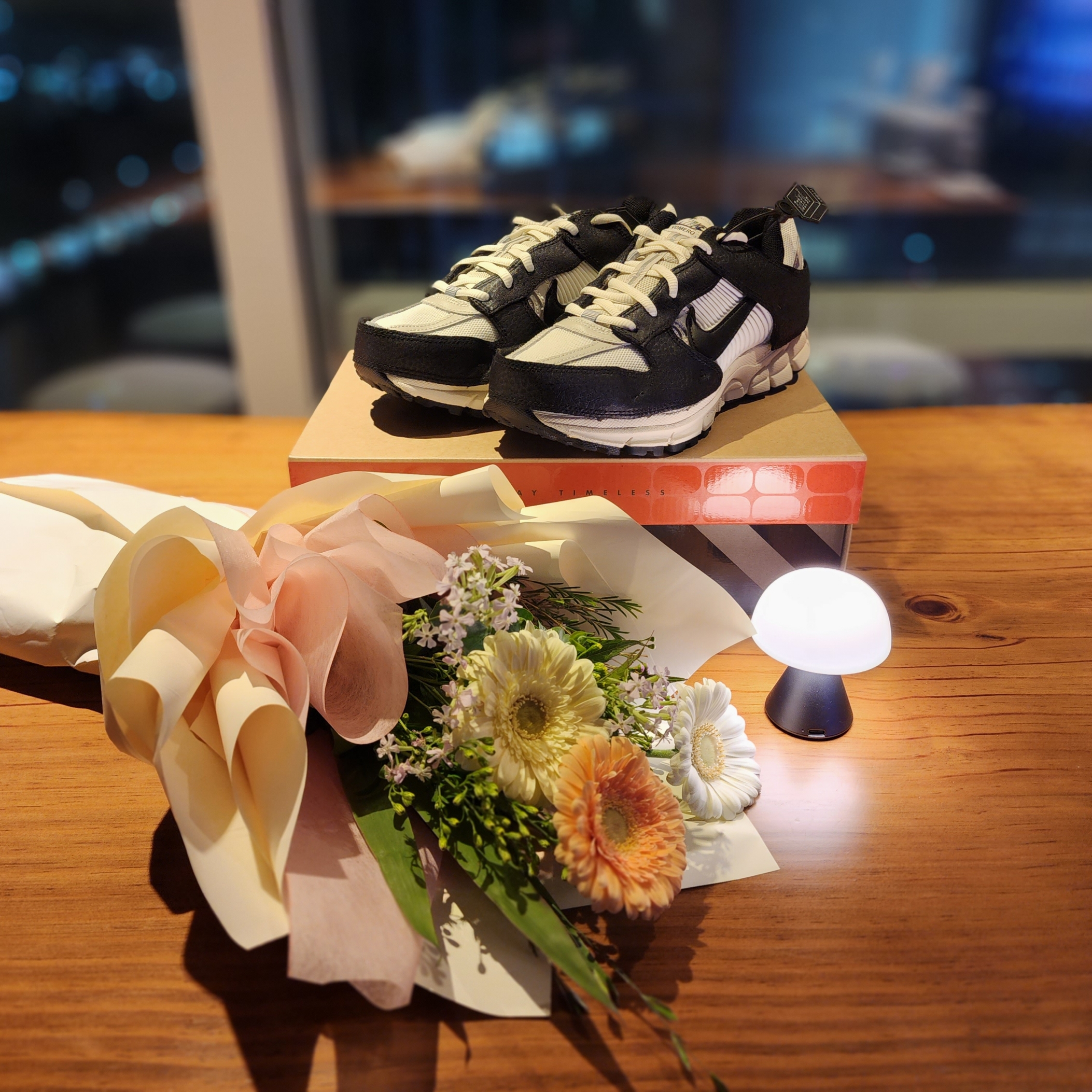 (W) Nike Zoom Vomero 5 Wolf Grey and Black 착용 스타일
