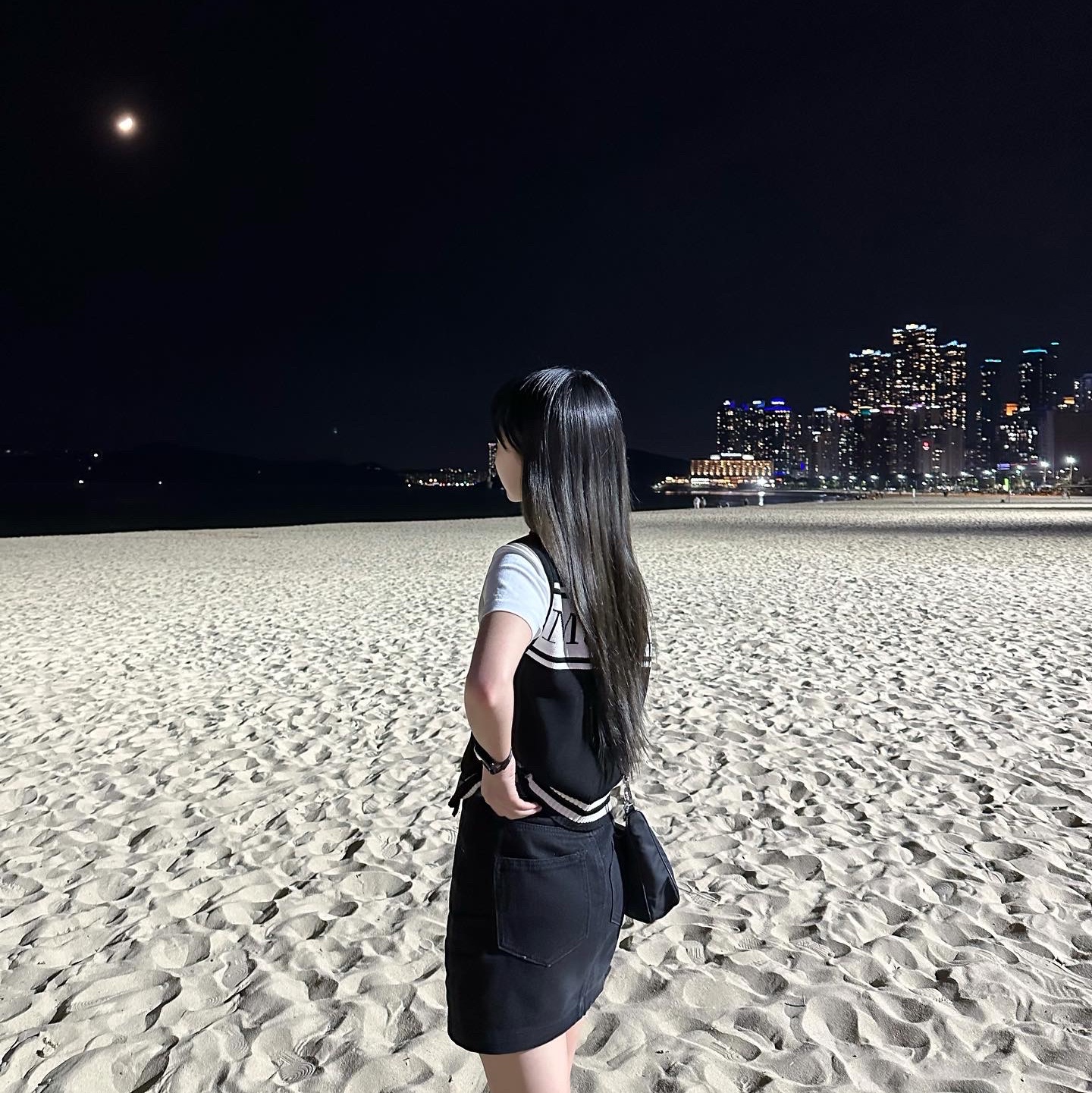 (W) Matin Kim Spell Point Stripe Knit Vest Black, Prada Re-Edition 2005 Re-Nylon Shoulder Bag Black 착용 스타일 - 2