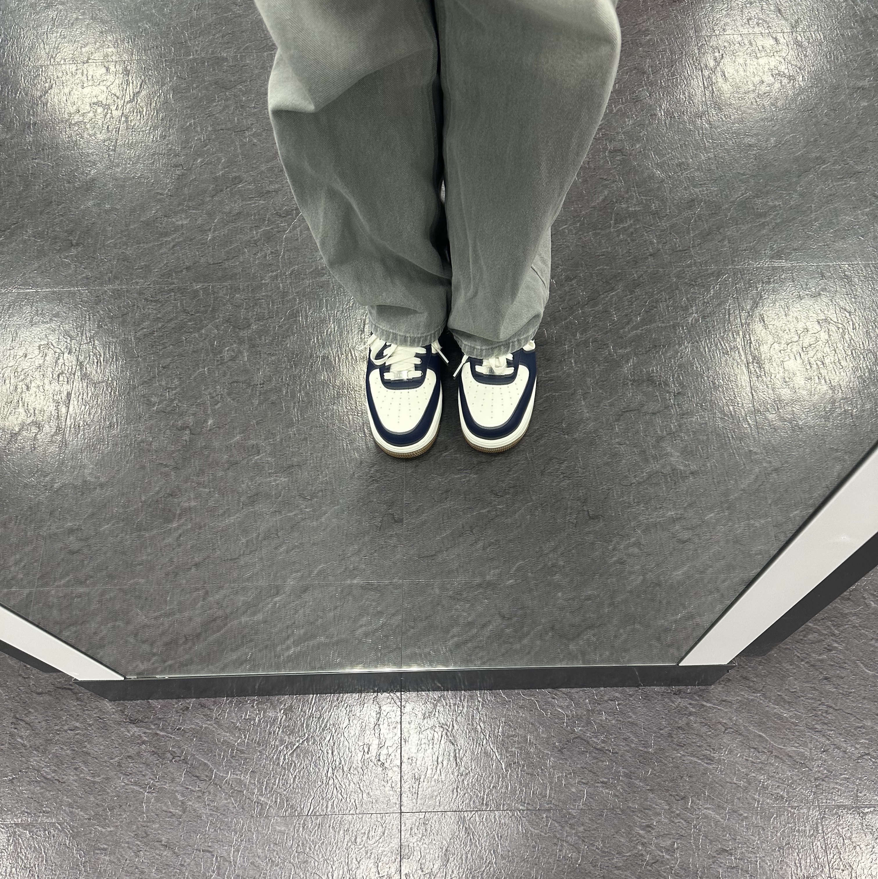 Nike Air Force 1 '07 LV8 Midnight Navy 착용 스타일 - 2