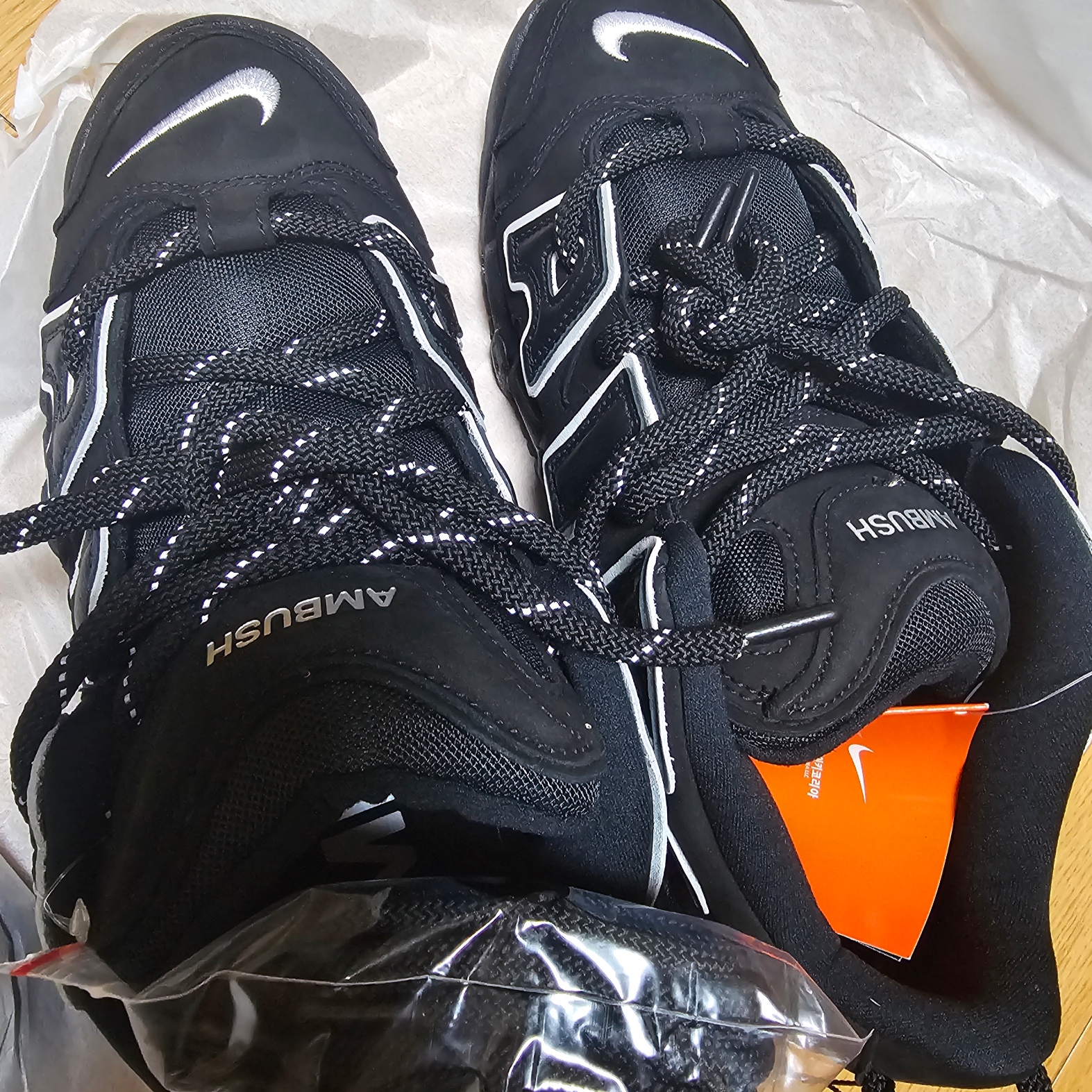Nike x Ambush Air More Uptempo Low Black and White 착용 스타일 - 2