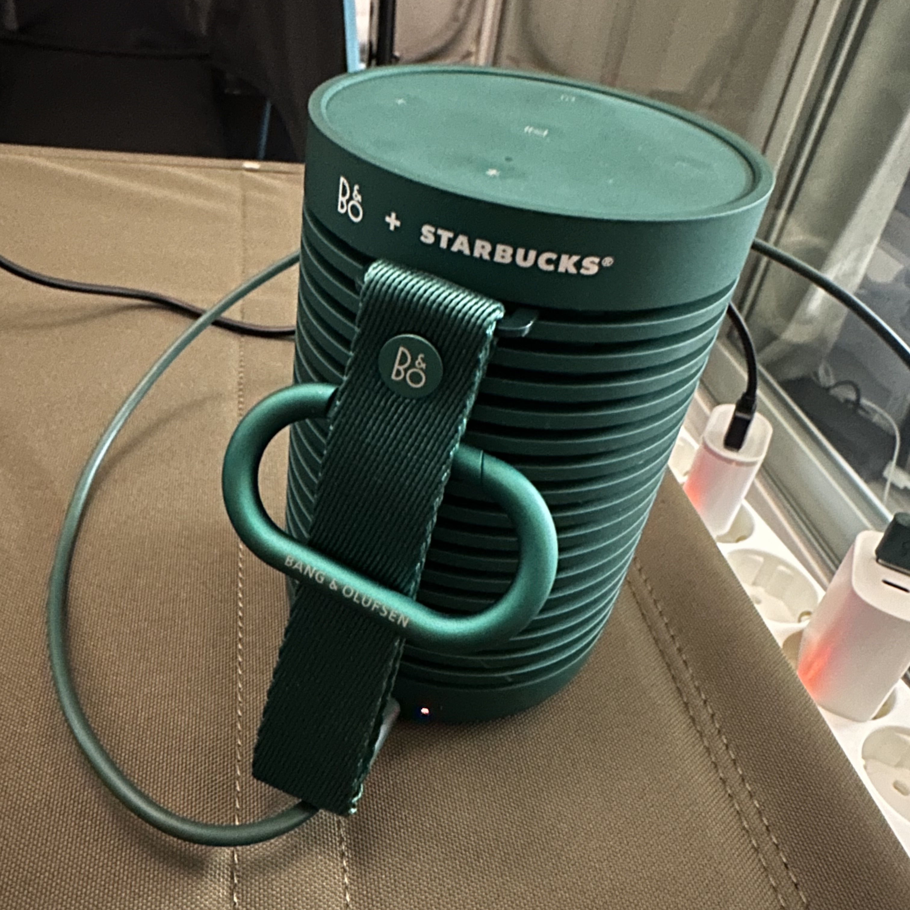 Bang & Olufsen x Starbucks Beosound Explore Green (Korean Ver.) 착용 스타일