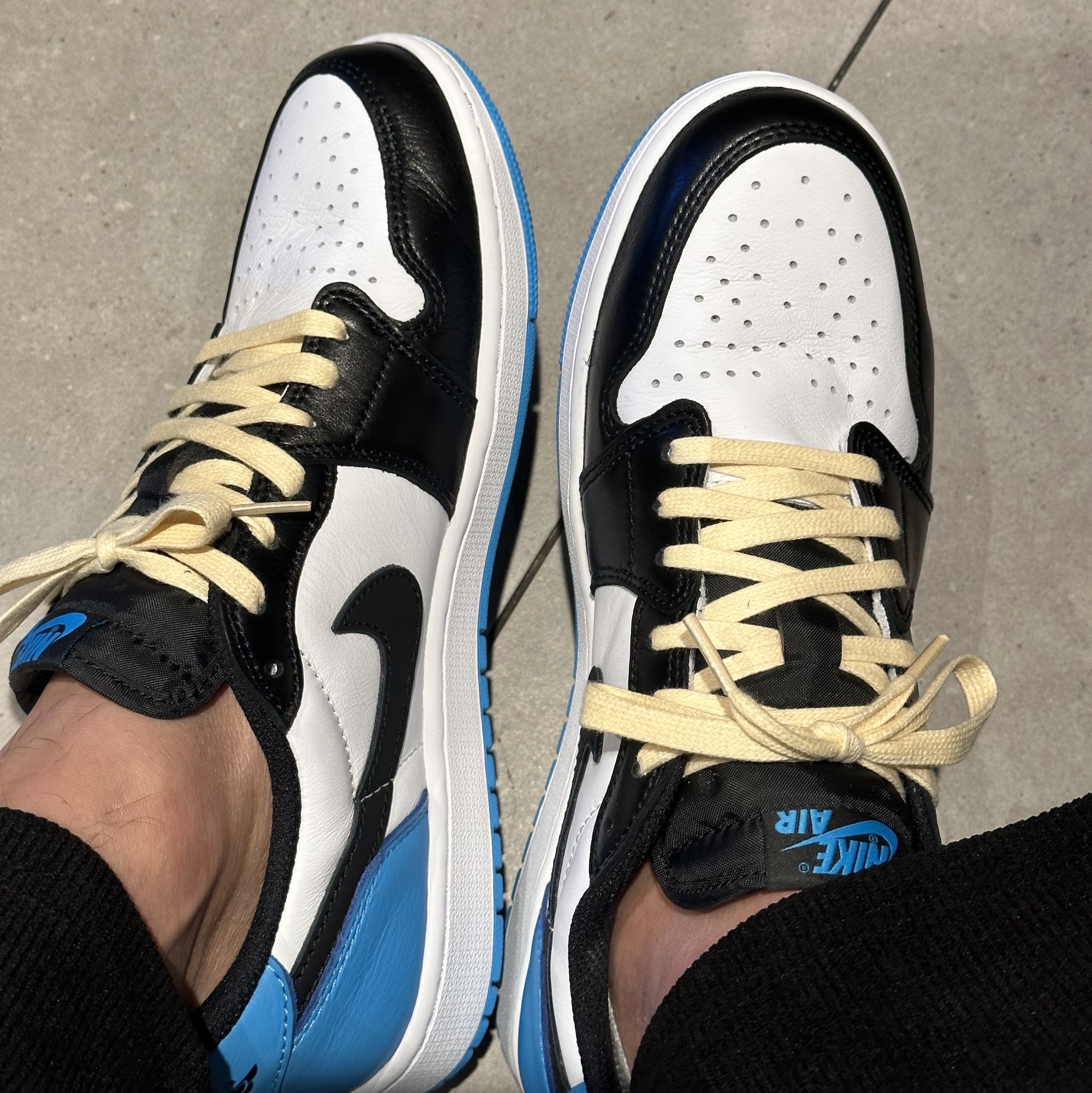 Jordan 1 Retro Low OG Black and Dark Powder Blue 착용 스타일