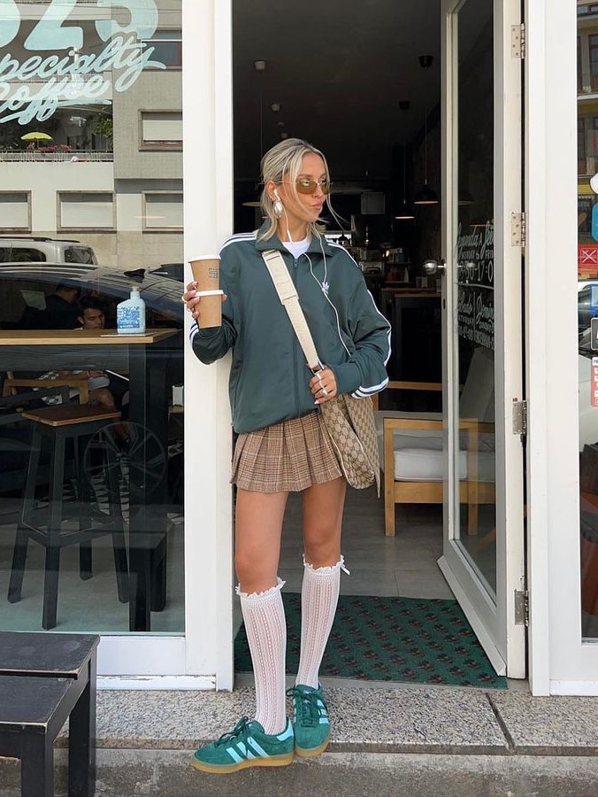 (W) Matin Kim Over Knee Socks White, (W) Dior High Socks Black Technical Cotton Mesh 착용 스타일 - 4