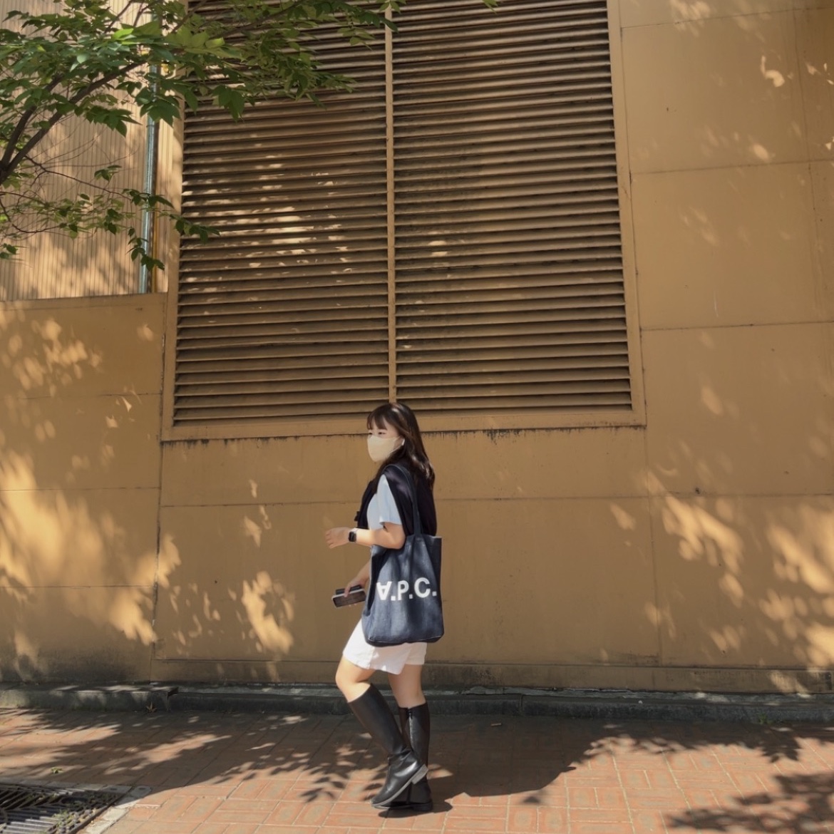 A.P.C. Laure Tote Bag Blue 착용 스타일