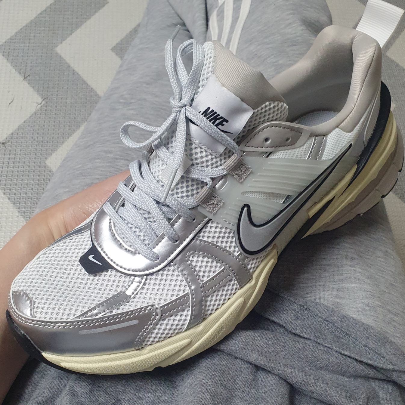 Nike V2K Run Summit White Metallic Silver 착용 스타일 - 2