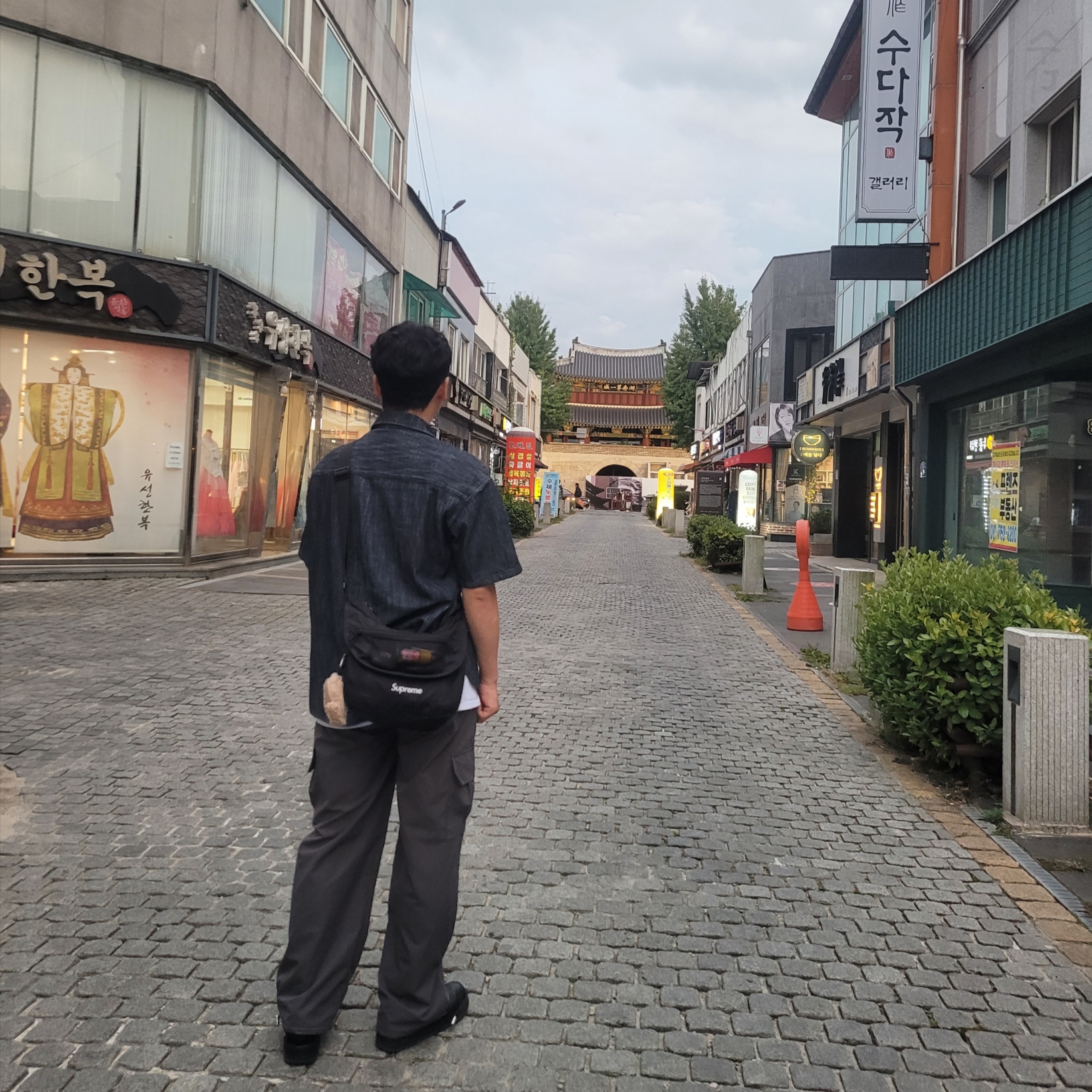 Nike x Supreme Air Force 1 Low Black, Supreme Small Messenger Bag Black - 22SS 착용 스타일