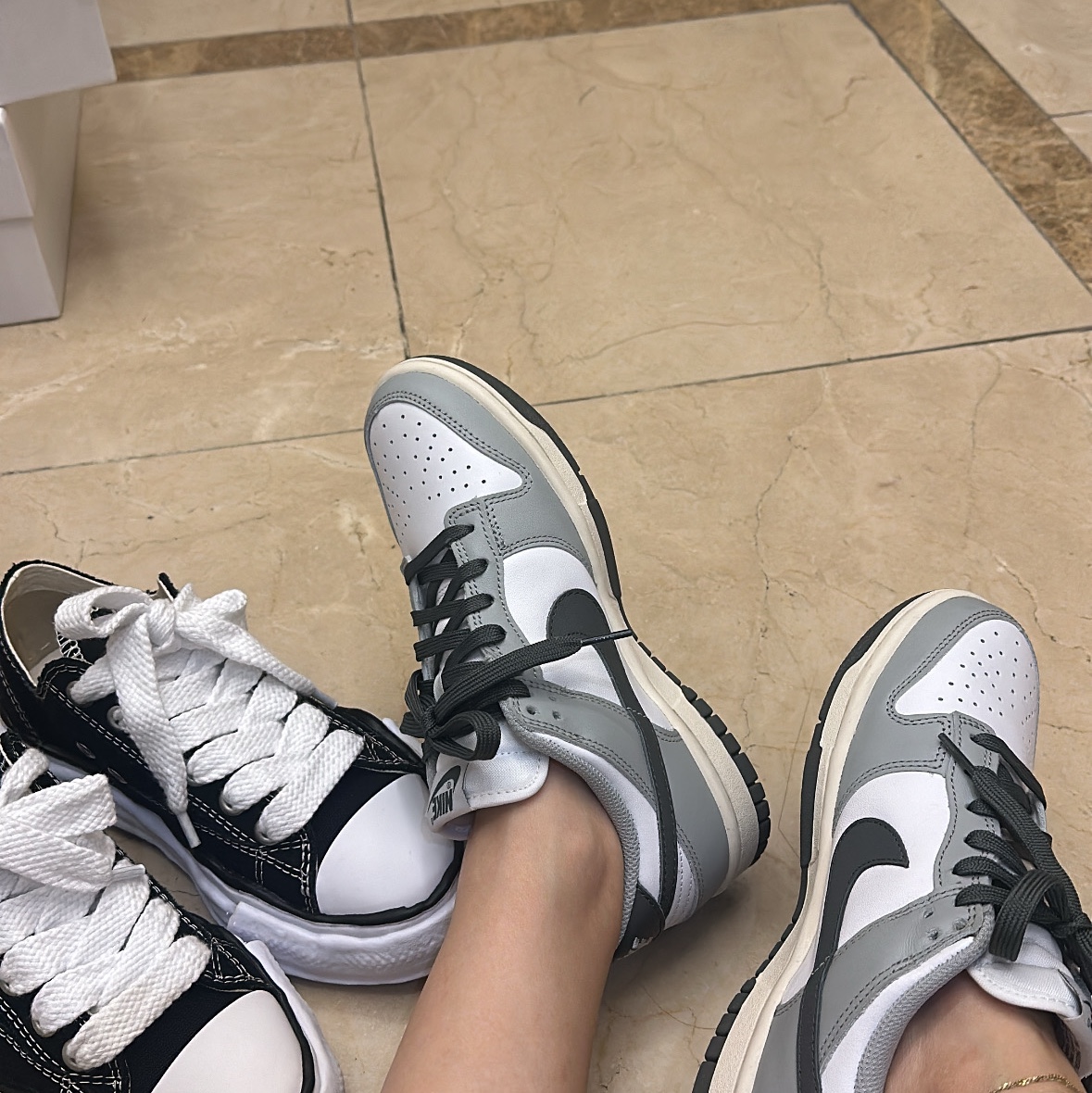 (W) Nike Dunk Low Light Smoke Grey, Maison Mihara Yasuhiro Peterson OG Sole Canvas Low Sneakers Black 착용 스타일 - 1