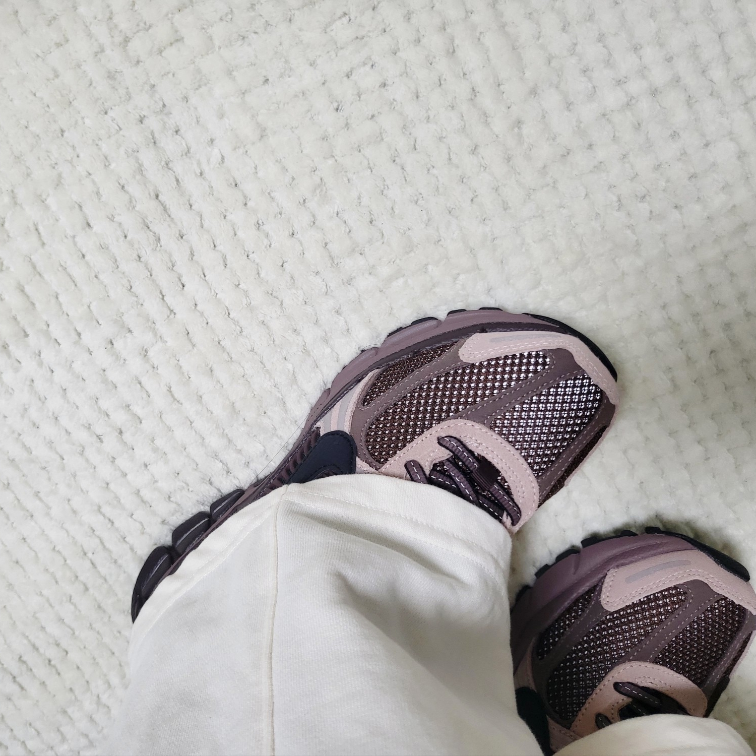 (W) Nike Zoom Vomero 5 Pink Oxford and Plum Eclipse 착용 스타일 - 1