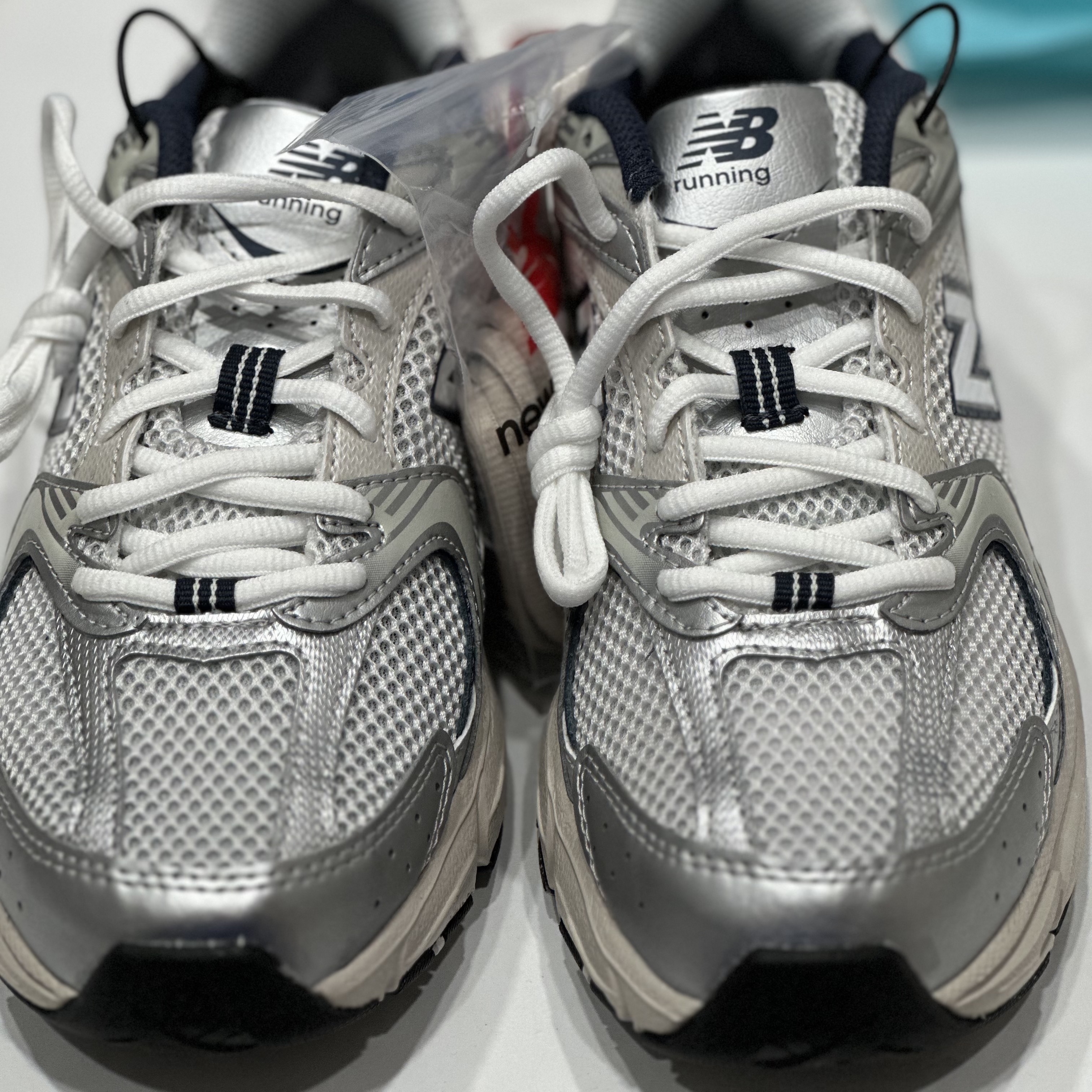 New Balance 530 Steel Grey 착용 스타일 - 1