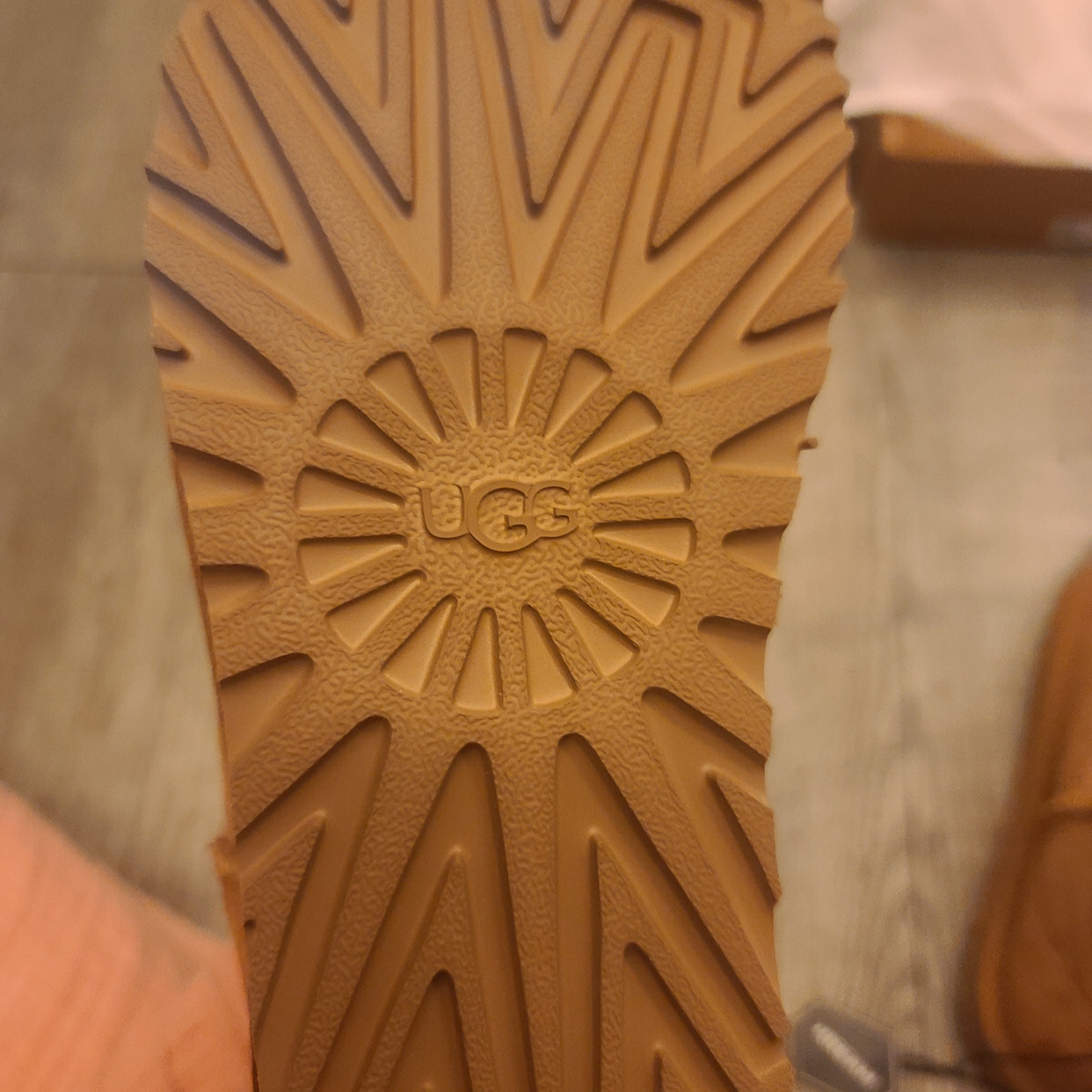 (W) UGG Classic Ultra Mini Boots Chestnut 착용 스타일 - 3
